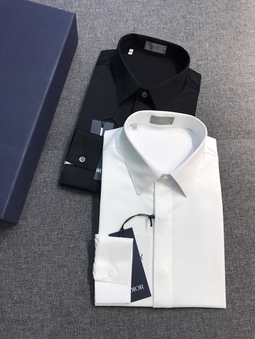 NO:607137,[New product CD.HOMME family men's fashion casual long-sleeved shirt, foreign goods from trading company, new product in early spring of 2025, star-level single product with good looks, high-frequency matching style for advertising albums and fashion magazine shootings!  !  Born out of classics, the signature item that must be released every season is reincarnated every season. What is constantly changing is the subtle elements and details. The classic bee element is injected into the hem and presented in the form of gorgeous and exquisite embroidery. The visual effect is unparalleled, stunning and fashionable. This detailed decoration gives a super high artistic level!  The overall design style of this item continues the consistent tone of the CD family, retaining the purest and natural minimalist line, clean and advanced tailoring, and taking the minimalist aesthetics to the extreme!  The customer selects Turkey's top high-thread-count poplin cotton fabric, which has excellent texture and comfort. It has an extremely delicate touch. The texture and texture reveal a sense of high-end. Every detail is exquisite and tightly fitted. It is made in strict accordance with Italian craftsmanship standards. It is very ingenious. The buttons are natural deep-sea shell buttons. Each one has a unique texture and a great luster!  A shirt that is highly mix-matchable. It can be used for both business and leisure, elegant and harmonious. It has no age limit and can be used to interpret various styles. It is a fashionable item with a high degree of control. It can support the entire appearance in the matching season, and the upper body is full of temperament!  It looks great whether worn underneath or on its own!  Size S-XXL S size, shoulder width 45, bust 102, sleeve length 62, clothing length 73,, dior, shirts, alexander wang19860909【新品CD.HOMME家族男士时装款休闲长袖衬衫,贸易公司洋行货,25年早春新品,高颜值明星级单品,广告画册及时装杂志拍摄高频率搭配款！！ 因经典而生,每季必出的招牌单品,在每一季轮回,不断变化的在于细微元素及细节,经典小蜜蜂元素注入于下摆处,以华丽精致的刺绣体形态呈现,视觉效果无敌的惊艳时髦,这一细节装饰赋予了超高的艺术水准！ 该款单品整体的设计风格延续了CD家族一贯的基调,保留最纯粹且自然的极简路线,干净且高级剪裁,将极简主义美学发挥到极致！ 客供甄选土耳其顶级高支数府绸纯棉面料,质感与舒适度绝佳,触感极为细腻,肌理纹路透着高级感,细节处处精致考究,严丝合缝,严格按照意大利工艺标准制作,非常匠心,纽扣为天然深海贝壳扣,每粒都有着独一无二的纹路,光泽感极好！ 混搭性极高的一款衬衫,商务通勤亦休闲,亦庄亦谐,无年龄层次限定,可以诠释各种造型风格,属于驾驭度极高的时髦单品,在搭配季可以撑起整个颜值担当,上身满满的气质感！无论内搭还是单穿都非常出彩！尺码S-XXL S码 肩宽45 胸围102 袖长62 衣长73,,dior,shirts,alexander wang,Men's clothing