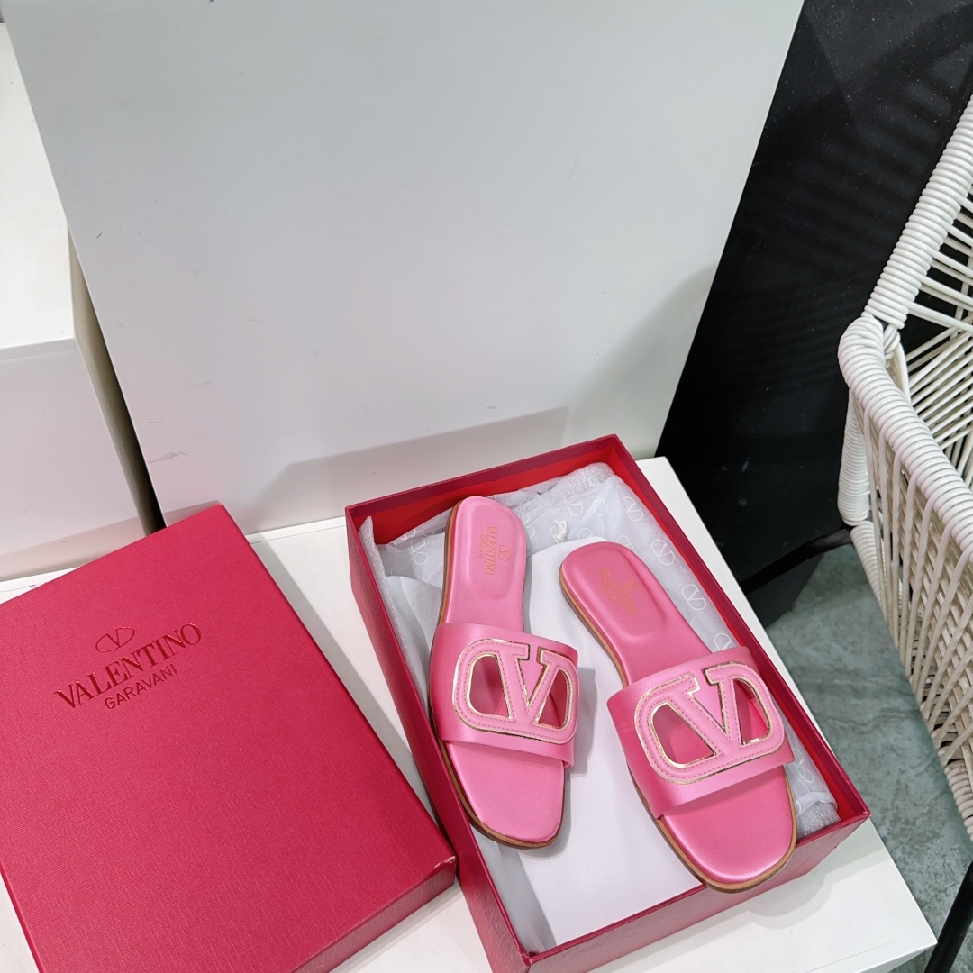 NO:750092,High quality!  Top quality VALENTINO Valentino 26 spring and summer new v-button silk satin flat slippers!  New limited edition, official website synchronization, exclusive new fashion week new style, Xiaohongshu recommended grass planting, unique style!  Simple and beautiful, generous and elegant!  A slipper worth buying this summer!  The upper is made of imported silk, the lining is sheepskin, and the thickened genuine leather midsole is imported from Italy. Size: 35-42 (40.41 42 customized, non-returnable). Comes with original packaging, slippers, valentino, valentino, slippers, sheepskin, real silk, silk fabric19860909高品质！顶级品质VALENTINO 华伦天奴26春夏新品v扣真丝绸缎平底拖鞋！新款限定 官网同步 独家上新 时装周新款 小红书推荐种草 独特风格！简约精美,大方优雅！这季夏天值得入手的一款拖鞋！ 鞋面采用进口真丝 内里垫脚羊皮 意大利进口加厚真皮中大底 码数:35-42（40.41 42 定制不退换） 配原版包装,拖鞋,valentino,valentino,slippers,sheepskin,real silk,silk fabric,Women's Shoes