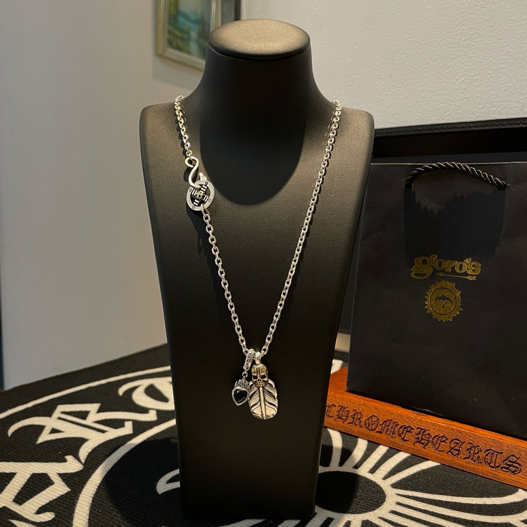 NO:106221,[New Products are on the Shelves] Goro’s Takahashi Goro Skull Feather Pendant, Takahashi Classic Necklace, Top Version, Accepted Exclusive Shooting, Focus on the High-end Market, Kuaishou/ins/Xiaohongshu popular models, absolutely different from ordinary versions!  The details of the picture product are consistent with ZP!  Original production process, precision quality, purely handmade, authentic model opening, fashion essentials, both men and women can wear, same couple style, rock punk silver style, retro elements, trendy and versatile, same style on the official website, fine jewelry, necklace19860909批【新品上架】Goro’s高桥吾郎骷髅头羽毛吊坠,高桥经典项链,顶级版本,认准独家拍摄,主攻高端市场 ,快手/ins/小红书热门款,绝对区别普通版本！图片产品细节与ZP一致！原版制作工艺 精工品质 纯手工打造 ～正品开模潮流时尚必备 男女均可佩戴 情侣款同款 摇滚朋克泰银风格 复古元素 潮流百搭 官网同款,饰品精品,necklace,Jewelry
