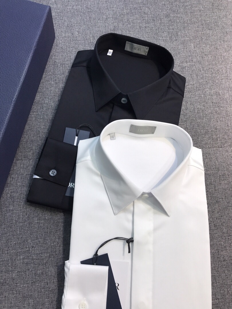 NO:127358,[New Product] CD.HOMME family men's fashion casual long-sleeved shirt, trading company's foreign products, new products in early spring in 25 years, high-value star-grade products, advertising albums and fashion magazine shooting high-frequency matching styles!  !  Born from classics, the signature items that must be released every season are constantly changing in the subtle elements and details. Classic little bee elements are injected into the hem, presented in gorgeous and exquisite embroidery form, and the visual effect is invincible and stunning and fashionable. This detailed decoration gives a super high artistic level!  The overall design style of this item continues the CD family's consistent tone, retaining the purest and natural minimalist route, clean and advanced tailoring, bringing minimalist aesthetics to the extreme!  Customers are selected for the top high-subscription poplin pure cotton fabrics in Turkey, with excellent texture and comfort, extremely delicate touch, the texture and texture are elegant, the details are exquisite and exquisite, and they are made strictly in line with Italian craftsmanship standards. They are very ingenious. The buttons are natural deep-sea shell buckles. Each pie has a unique pattern and a great gloss!  A shirt with extremely high mixing and matching is both casual and solemn, with no age limit. It can interpret various styles and is a fashionable item with extremely high control. During the matching season, it can support the overall appearance and feel full of temperament!  It's very outstanding in both inner wear and single wear!  Size S-XXL S S S Shoulder Width 45 Bust 102 Sleeve Length 62 Clothes Length 73,,dior,shirts,alexander wang19860909【新品】CD.HOMME家族男士时装款休闲长袖衬衫,贸易公司洋行货,25年早春新品,高颜值明星级单品,广告画册及时装杂志拍摄高频率搭配款！！ 因经典而生,每季必出的招牌单品,在每一季轮回,不断变化的在于细微元素及细节,经典小蜜蜂元素注入于下摆处,以华丽精致的刺绣体形态呈现,视觉效果无敌的惊艳时髦,这一细节装饰赋予了超高的艺术水准！ 该款单品整体的设计风格延续了CD家族一贯的基调,保留最纯粹且自然的极简路线,干净且高级剪裁,将极简主义美学发挥到极致！ 客供甄选土耳其顶级高支数府绸纯棉面料,质感与舒适度绝佳,触感极为细腻,肌理纹路透着高级感,细节处处精致考究,严丝合缝,严格按照意大利工艺标准制作,非常匠心,纽扣为天然深海贝壳扣,每粒都有着独一无二的纹路,光泽感极好！ 混搭性极高的一款衬衫,商务通勤亦休闲,亦庄亦谐,无年龄层次限定,可以诠释各种造型风格,属于驾驭度极高的时髦单品,在搭配季可以撑起整个颜值担当,上身满满的气质感！无论内搭还是单穿都非常出彩！尺码S-XXL S码 肩宽45 胸围102 袖长62 衣长73,,dior,shirts,alexander wang,Men's clothing