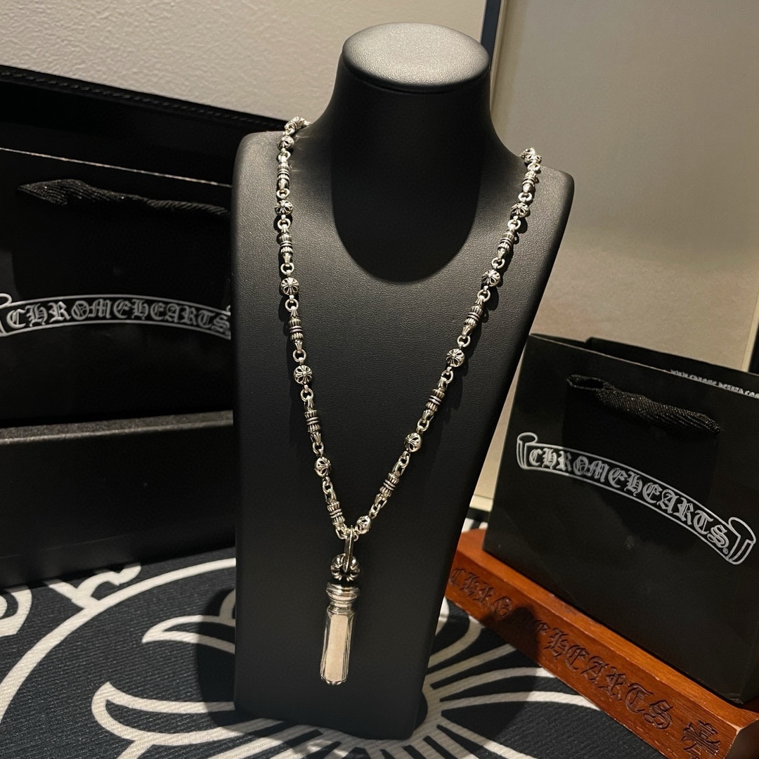 💰145 新款【专柜品质】Chrome Hearts克罗心 经典复古多元素项链 十字花圆柱吊坠 凹凸造型不同的花纹设计风格 呈现出与众不同 十字架 童军花是克罗心的志 所以更经久不衰 正品打版Chrome Hearts克罗心 区别市场普通轻版 对版对标品质 看字印细节 复古做旧灰氧程度.精工版本！！！ 纯手工打造 ～正品开模💝潮流时尚必备 男女均可佩戴 情侣同款 官网原版 摇滚朋克泰银风格 复古元素 潮流百搭！