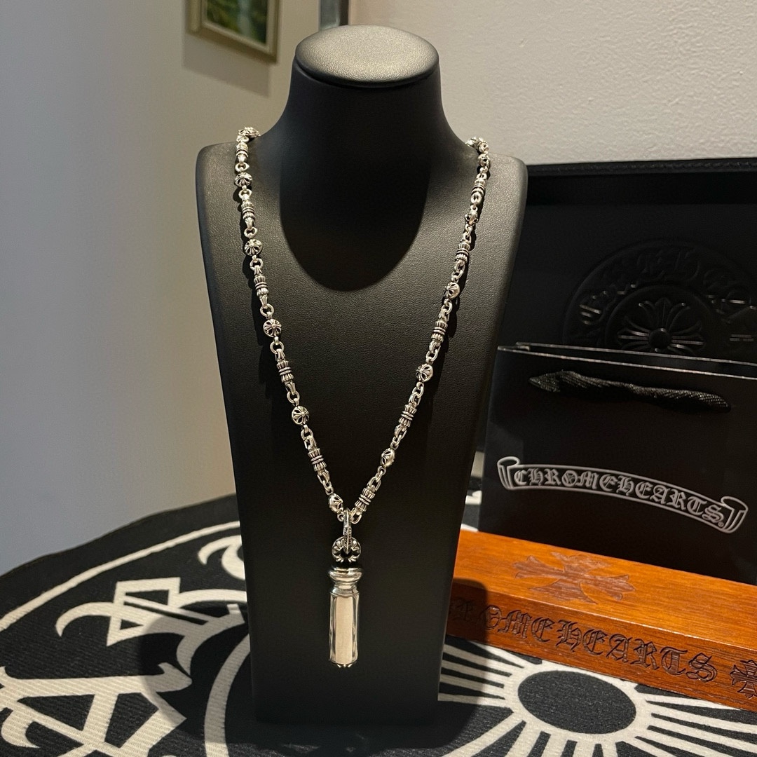 💰145 新款【专柜品质】Chrome Hearts克罗心 经典复古多元素项链 十字花圆柱吊坠 凹凸造型不同的花纹设计风格 呈现出与众不同 十字架 童军花是克罗心的志 所以更经久不衰 正品打版Chrome Hearts克罗心 区别市场普通轻版 对版对标品质 看字印细节 复古做旧灰氧程度.精工版本！！！ 纯手工打造 ～正品开模💝潮流时尚必备 男女均可佩戴 情侣同款 官网原版 摇滚朋克泰银风格 复古元素 潮流百搭！