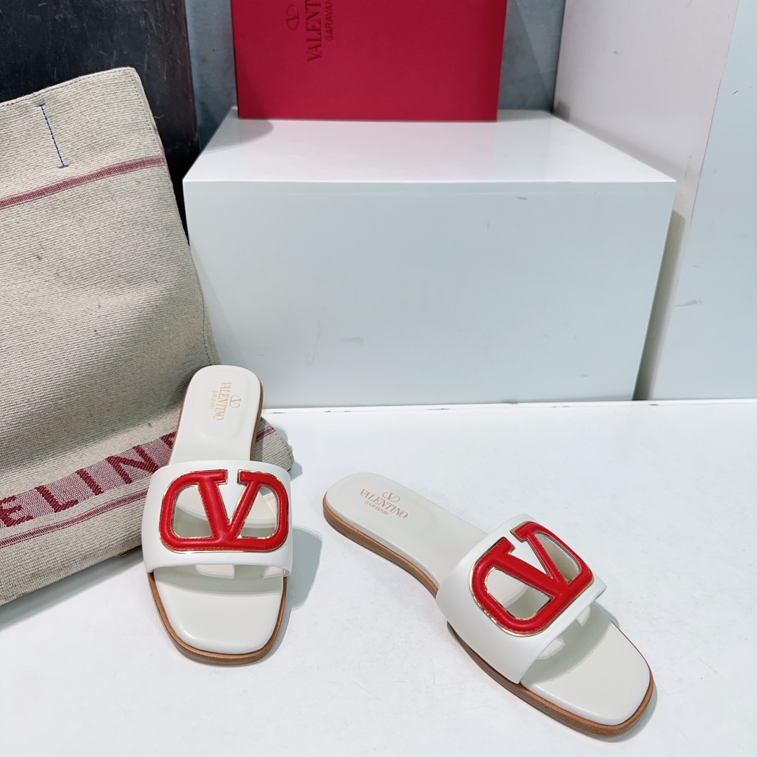 NO:750097,High quality!  Top quality new colors!  VALENTINO Valentino 26 spring and summer new v-buckle flat slippers!  New limited edition, official website synchronization, exclusive new fashion week new style, Xiaohongshu recommended grass planting, unique style!  Simple and beautiful, generous and elegant!  A slipper worth buying this summer!  The upper is made of imported mixed cowhide, the lining is sheepskin, and the thickened genuine leather mid-sole imported from Italy is available. Size: 35-42 (40.41 42 is customizable and non-returnable). Comes with original packaging, slippers, valentino, valentino, slippers, cowhide, sheepskin.19860909高品质！顶级品质新色！VALENTINO华伦天奴26春夏新品v扣平底拖鞋！新款限定 官网同步 独家上新 时装周新款 小红书推荐种草 独特风格！简约精美,大方优雅！这季夏天值得入手的一款拖鞋！ 鞋面采用进口混种牛皮 内里垫脚羊皮 意大利进口加厚真皮中大底 码数:35-42（40.41 42 定制不退换） 配原版包装,拖鞋,valentino,valentino,slippers,cowhide,sheepskin,Women's Shoes