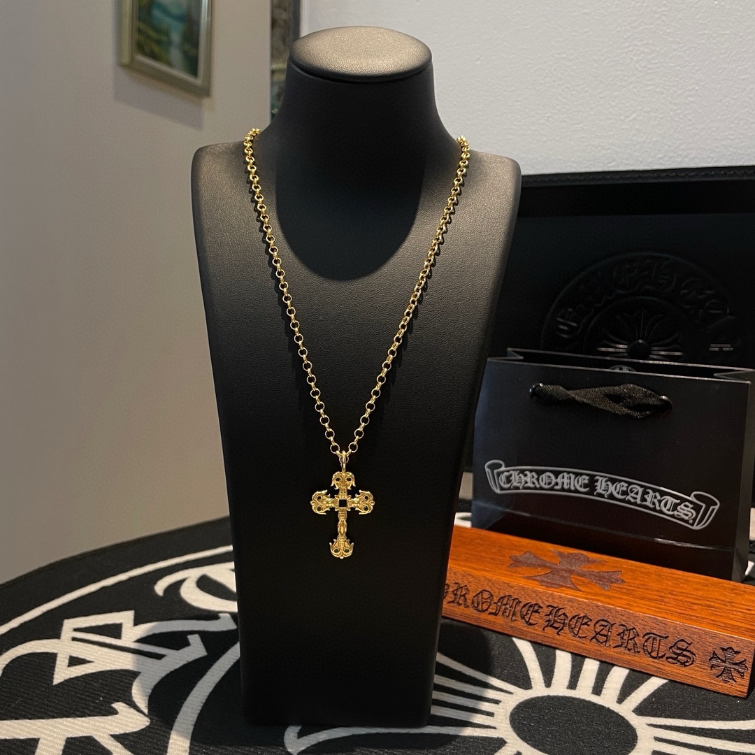 NO:106239,[Counter Quality] Chrome Hearts Croxin Classic golden necklace flame cross pendant Different pattern design styles with concave and convex shapes present unique cross Scout flowers are Croxin's ambitions, so they last longer. Genuine version of Chrome Hearts Croxin, differentiated from the market, benchmarked on the quality of the version, looking at the details of the letter printing, retro old gray oxygen level. Seiko version!  !  !  Pure handmade ~ Authentic model opening must-have fashion and fashion, both men and women can wear it, same style for couples, original official website, rock punk style silver style, retro elements, trendy and versatile!  , jewelry boutique, chrome hearts, chrome hearts, necklace, gold19860909批【专柜品质】Chrome Hearts克罗心 经典黄金色项链火焰十字架吊坠 凹凸造型不同的花纹设计风格 呈现出与众不同 十字架 童军花是克罗心的志 所以更经久不衰 正品打版Chrome Hearts克罗心 区别市场普通轻版 对版对标品质 看字印细节 复古做旧灰氧程度.精工版本！！！ 纯手工打造 ～正品开模潮流时尚必备 男女均可佩戴 情侣同款 官网原版 摇滚朋克泰银风格 复古元素 潮流百搭！,饰品精品,chrome hearts,chrome hearts,necklace,gold,Jewelry