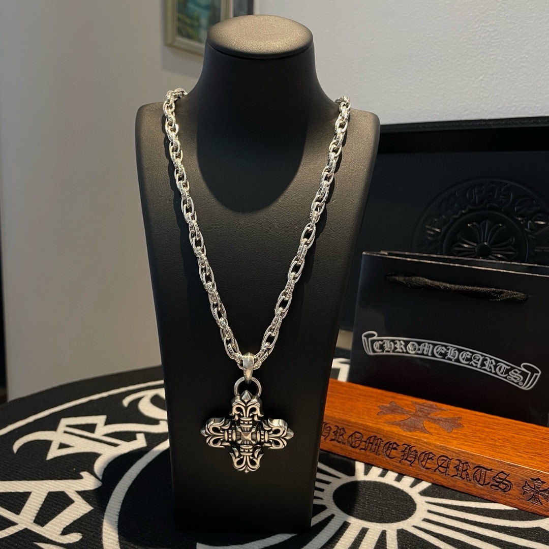 NO:106222,TikTok/Kuaishou/ins/Xiaohongshu/Live Hot, New [Counter Quality] Chrome Hearts Croxin letter buckle necklace, large flame cross pendant, different pattern design styles with different concave and concave shapes present a unique style Cross Scout flower is Croxin's ambition, so it lasts for a longer time. Genuine version of Chrome Hearts Croxin, different from the market ordinary light version, benchmarking the quality of the version, looking at the details of the letter printing, retro old gray oxygen level. Seiko version!  !  !  Pure handmade ~ Authentic model opening must-have fashion and fashion, both men and women can wear it, same style for couples, original official website, rock punk style silver style, retro elements, trendy and versatile!  , jewelry boutique, chrome hearts, chrome hearts, necklace19860909批 抖音/快手/ins/小红书/直播热门 ,新款【专柜品质】Chrome Hearts克罗心字母环扣项链 ,大号火焰十字架吊坠,凹凸造型不同的花纹设计风格 呈现出与众不同 十字架 童军花是克罗心的志 所以更经久不衰 正品打版Chrome Hearts克罗心 区别市场普通轻版 对版对标品质 看字印细节 复古做旧灰氧程度.精工版本！！！ 纯手工打造 ～正品开模潮流时尚必备 男女均可佩戴 情侣同款 官网原版 摇滚朋克泰银风格 复古元素 潮流百搭！,饰品精品,chrome hearts,chrome hearts,necklace,Jewelry