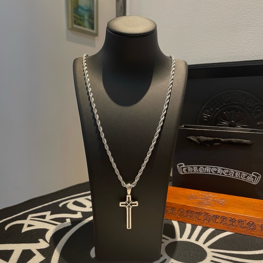NO:106225,New [Counter Quality] Chrome Hearts Croxin Classic retro necklace Personalized cross pendant Different pattern design styles present unique crosses Cross Scout flowers are Croxin's ambitions, so they last longer. Genuine version of Chrome Hearts Croxin, differentiated from the market, benchmarked on the quality of the version, looking at the details of the letter printing, retro old gray oxygen level. Seiko version!  !  !  Pure handmade ~ Authentic model opening must-have fashion and fashion, both men and women can wear it, same style for couples, original official website, rock punk style silver style, retro elements, trendy and versatile!  , jewelry boutique, chrome hearts, chrome hearts, necklace19860909新款【专柜品质】Chrome Hearts克罗心 经典复古项链 个性十字架吊坠 凹凸造型不同的花纹设计风格 呈现出与众不同 十字架 童军花是克罗心的志 所以更经久不衰 正品打版Chrome Hearts克罗心 区别市场普通轻版 对版对标品质 看字印细节 复古做旧灰氧程度.精工版本！！！ 纯手工打造 ～正品开模潮流时尚必备 男女均可佩戴 情侣同款 官网原版 摇滚朋克泰银风格 复古元素 潮流百搭！,饰品精品,chrome hearts,chrome hearts,necklace,Jewelry