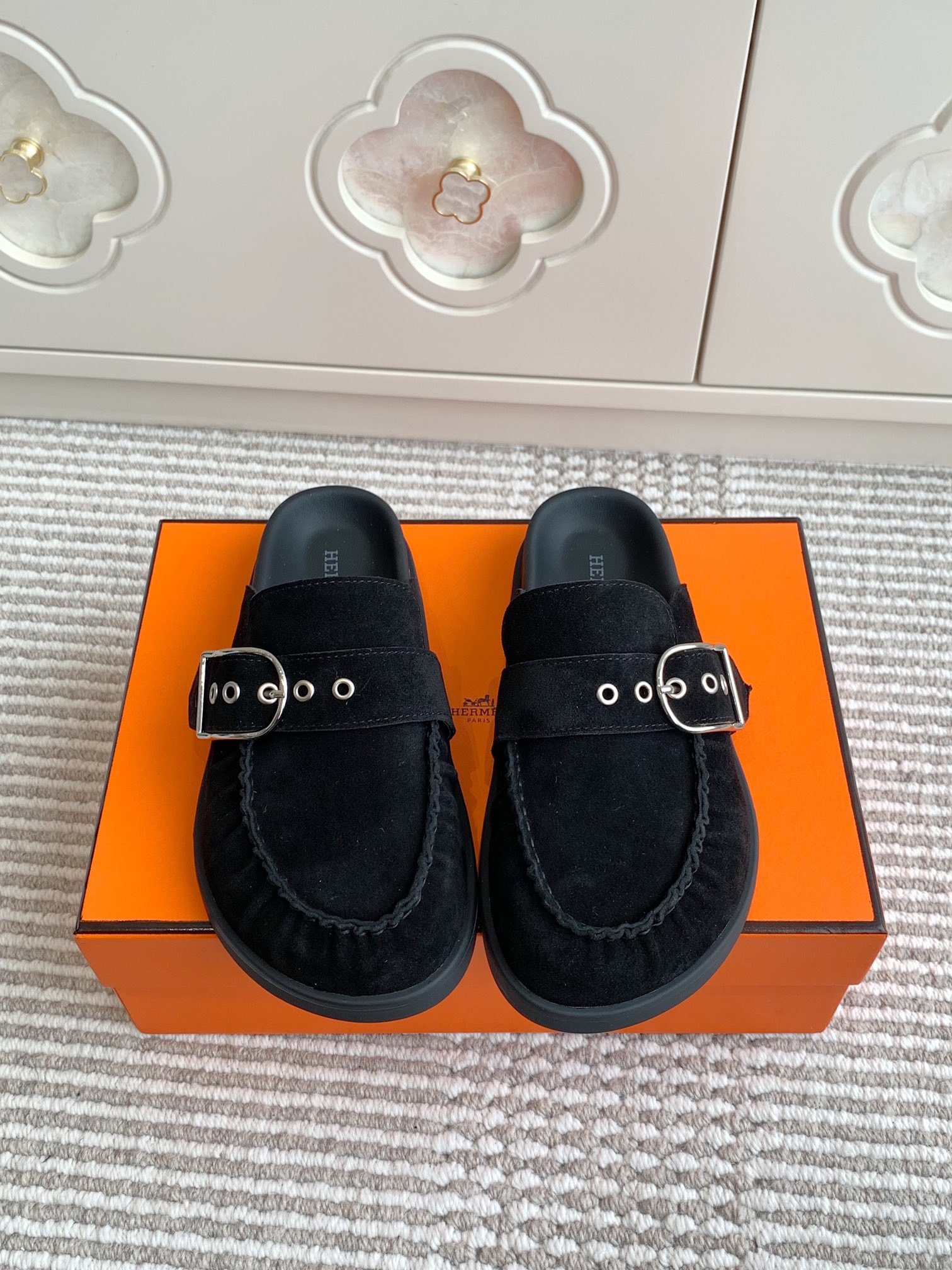 NO:534808,Batch Couple style Hermes key mules, Baotou Boken slippers Top quality Suede goatskin mules, paired with iconic oversized shoe buckles and ergonomic rubber sole. Create a comfortable and modern style. Imported suede Yangjing/foot pad water table all calfskin wrapped original open molded sole size35-45, semi-torque, hermes, hermes, slippers, cowhide, sheepskin, sheep, chamois leather19860909批 情侣款 Hermes爱马仕key穆勒鞋 包头博肯拖鞋 顶级品质 麂皮山羊皮穆勒鞋,搭配标志性超大鞋扣和人体工学橡胶鞋底. 打造舒适现代风格. 进口麂皮羊京/垫脚水台全部小牛皮包裹 原版开模大底 size35-45,半拖,hermes,hermes,slippers,cowhide,sheepskin,sheep,chamois leather,Women's Shoes