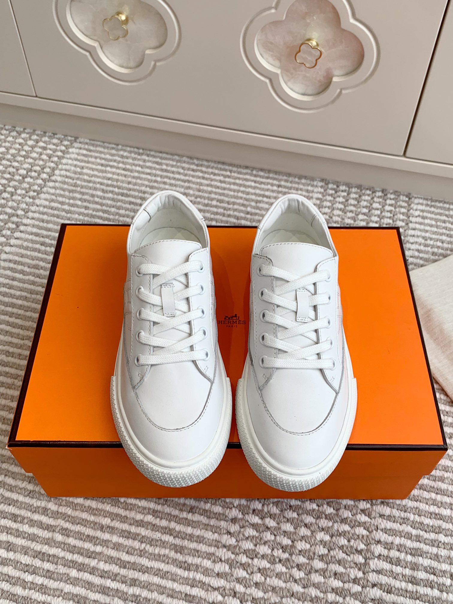 NO:560422,First batch of Hermes couples' H-lace thick-soled sneakers and sneakers, top quality, exquisite craftsmanship, new at the counter at the same time. Every detail of the shoes is specially thought out, quite eye-catching, and the elegant splicing elements highlight the good temperament!  The fashionable flying woven lace-up method adds a casual atmosphere, and the exquisite lines can better reflect the family-style design language. Interspersed with exquisite lines, it perfectly fits the foot shape, naturally outlines the fashionable outline, achieves a visual impact, and fully interprets a different sports style!  The fabric is imported cowhide/yangjing/foot pad hybrid sheepskin, comfortable on the feet, ip tpu outsole, seamless combination of German technology irradiation machine, lightweight and highly elastic, non-slip and wear-resistant!  Original box packaging Size 35-45 (female 41, male 46 customized), casual shoes/sports shoes, hermes, hermes, sneakers, cowhide, sheepskin, sheep19860909批女男 Hermes爱马仕情侣款H系带厚底运动鞋板鞋 顶级品质 工艺极致,同步专柜上新.鞋子的每一个细节都特别用心,相当惹眼,雅致的拼接元素,凸显不俗的气质！ 时尚飞织系带方式,增添休闲的气息,精致的线条,无形之中能够更好体现出家族式的设计语言,穿插精致的线条,完美契合脚型,自然的勾勒出时尚的轮廓,达到视觉上的冲击效果,充分演绎不一样的运动风格！ 面料进口牛皮/羊京/垫脚混种羊皮,脚感舒适,ip tpu 大底,德国技术照射机无缝组合 轻便高弹,防滑耐磨！原盒包装 Size35-45（女41 男46定做）,休闲鞋/运动鞋,hermes,hermes,sneakers,cowhide,sheepskin,sheep,Women's Shoes