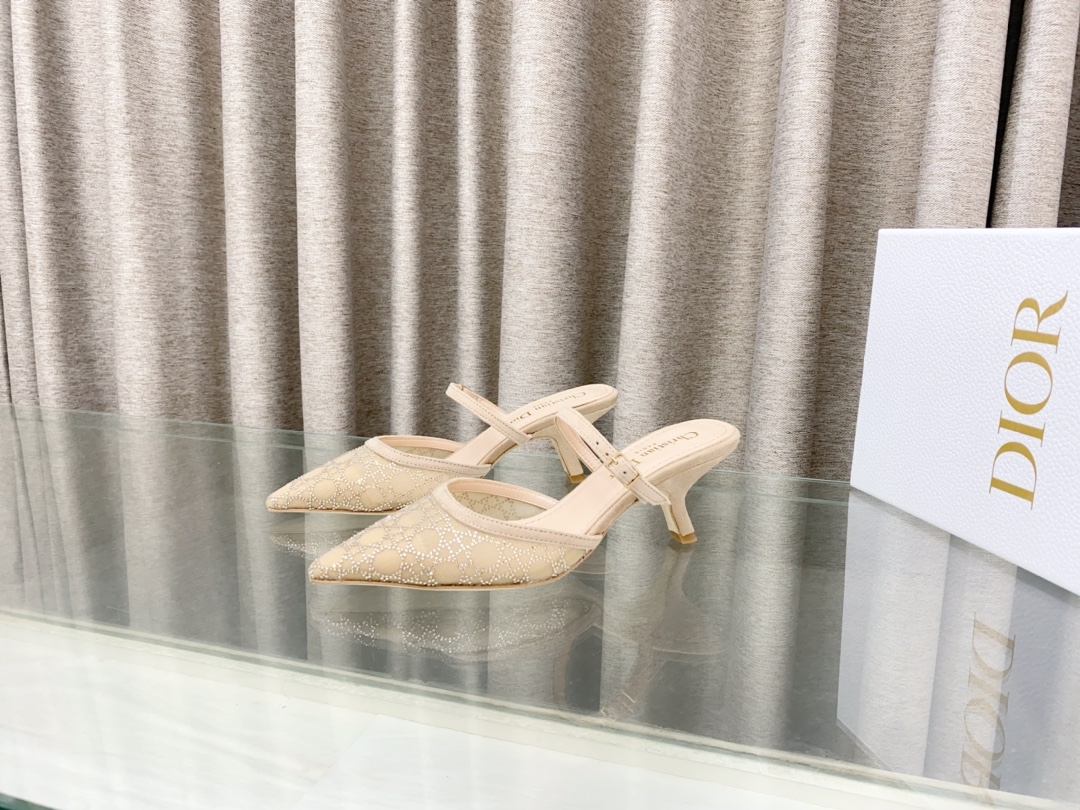 NO:497021,Dior 2025 spring and summer show new sandals bling...bling...Crystal shoes Capture one-strip high heel muller women's shoes Celebrity same rhinestone square-toe rattan pattern cat heel slippers Top high-end version on the market Exclusive sale Material original custom mesh inlaid Australian rhinestones + water dyed sheepskin footbed + original mold opening hardware buckle + Italian leather outsole Heel height 6.5CM/9.5CM size33-44 (33.34.40.41.42.43.44 custom-made non-return and exchange), sandals, dior, dior, sandals, slippers, sheepskin, Leather soles19860909Dior 迪奥 2025春夏走秀新款凉拖鞋bling...bling...水晶鞋 Capture一字带高跟穆勒女鞋 明星同款水钻方头藤格纹图案猫跟拖鞋 市面顶级高端版本 独家发售 材质原版定制网面镶烫澳洲水钻+水染羊皮垫脚+原版开模五金扣+意大利真皮大底 跟高6.5CM/9.5CM size33-44(33.34.40.41.42.43.44定做不退换),凉鞋,dior,dior,sandals,slippers,sheepskin,Leather soles,Women's Shoes