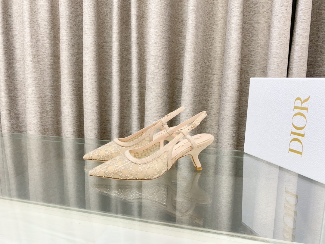 NO:496965,Dior 2025 Spring and Summer Show new sandals bling...bling...Crystal shoes Capture one-strip high-heeled Muller women's shoes Celebrity same rhinestone square-toe rattan pattern cat heel slippers Top high-end version on the market Exclusive sale Material original custom mesh inlaid with Australian rhinestones + water dyed sheepskin footbed + original mold opening hardware buckle + Italian leather outsole Heel height 6.5CM/9.5CM size33-44 (33.34.40.41.42.43.44 Customized non-return and exchange), sandals, dior, dior, sandals, slippers, sheepskin, Leather soles19860909Dior 迪奥 2025春夏走秀新款凉拖鞋bling...bling...水晶鞋 Capture一字带高跟穆勒女鞋 明星同款水钻方头藤格纹图案猫跟拖鞋 市面顶级高端版本 独家发售 材质原版定制网面镶烫澳洲水钻+水染羊皮垫脚+原版开模五金扣+意大利真皮大底 跟高6.5CM/9.5CM size33-44(33.34.40.41.42.43.44定做不退换),凉鞋,dior,dior,sandals,slippers,sheepskin,Leather soles,Women's Shoes