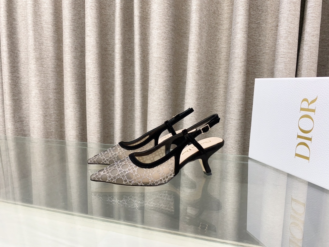 NO:496973,Dior 2025 spring and summer show new sandals bling...bling...Crystal shoes Capture one-strip high heel muller women's shoes Celebrity same rhinestone square-toe rattan pattern cat heel slippers Top high-end version on the market Exclusive sale Material original custom mesh inlaid Australian rhinestones + water dyed sheepskin footbed + original mold opening hardware buckle + Italian genuine leather outsole Heel height 6.5CM/9.5CM size33-44 (33.34.40.41.42.43.44 custom-made non-return and exchange), sandals, dior, dior, sandals, slippers, sheepskin, Leather soles19860909Dior 迪奥 2025春夏走秀新款凉拖鞋 bling...bling...水晶鞋 Capture一字带高跟穆勒女鞋 明星同款水钻方头藤格纹图案猫跟拖鞋 市面顶级高端版本 独家发售 材质原版定制网面镶烫澳洲水钻+水染羊皮垫脚+原版开模五金扣+意大利真皮大底 跟高6.5CM/9.5CM size33-44(33.34.40.41.42.43.44定做不退换),凉鞋,dior,dior,sandals,slippers,sheepskin,Leather soles,Women's Shoes