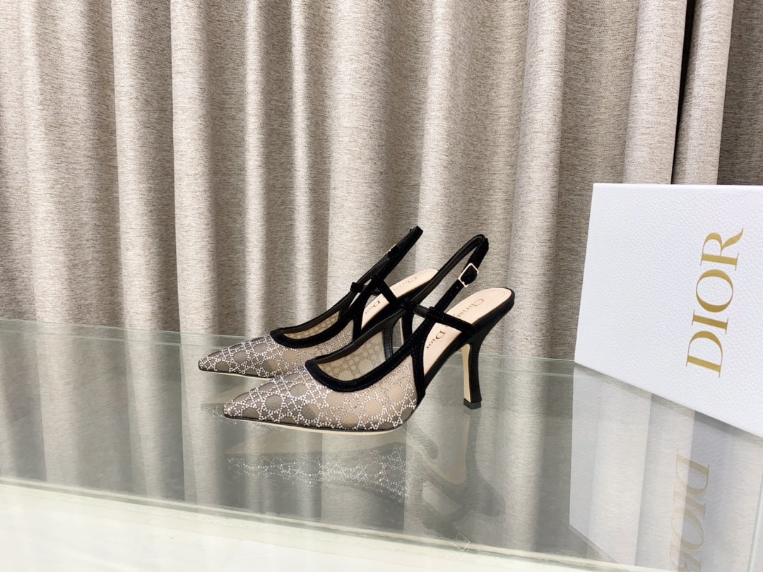 NO:496980,Dior 2025 Spring and Summer Show new sandals bling...bling...Crystal shoes Capture one-strip high-heeled Muller women's shoes Celebrity same rhinestone square-toe rattan pattern cat heel slippers Top high-end version on the market Exclusive sale Material original custom mesh inlaid with Australian rhinestones + water dyed sheepskin footbed + original mold opening hardware buckle + Italian leather outsole Heel height 6.5CM/9.5CM size33-44 (33.34.40.41.42.43.44 Customized non-return and exchange), sandals, dior, dior, sandals, slippers, sheepskin, Leather soles19860909Dior 迪奥 2025春夏走秀新款凉拖鞋bling...bling...水晶鞋 Capture一字带高跟穆勒女鞋 明星同款水钻方头藤格纹图案猫跟拖鞋 市面顶级高端版本 独家发售 材质原版定制网面镶烫澳洲水钻+水染羊皮垫脚+原版开模五金扣+意大利真皮大底 跟高6.5CM/9.5CM size33-44(33.34.40.41.42.43.44定做不退换),凉鞋,dior,dior,sandals,slippers,sheepskin,Leather soles,Women's Shoes