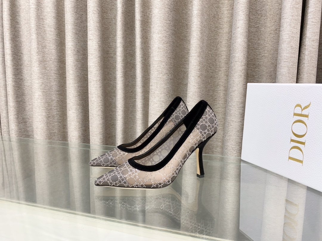 NO:496987,Dior 2025 Spring and Summer Show new diamond-sided single shoes bling...bling...Crystal shoes Capture one-strip high-heeled Muller women's shoes Celebrity same rhinestone square-toe rattan pattern cat heel slippers Top high-end version on the market Exclusive sale Material original custom mesh inlaid Australian rhinestones + water dyed sheepskin footbed + original mold opening hardware buckle + Italian leather outsole Heel height 6.5CM/9.5CM size33-44 (33.34.40.41.42.43.44 Customized non-return and exchange), sandals, dior, dior, sandals, slippers, sheepskin, Leather soles19860909Dior 迪奥 2025春夏走秀新款钻面单鞋 bling...bling...水晶鞋 Capture一字带高跟穆勒女鞋 明星同款水钻方头藤格纹图案猫跟拖鞋 市面顶级高端版本 独家发售 材质原版定制网面镶烫澳洲水钻+水染羊皮垫脚+原版开模五金扣+意大利真皮大底 跟高6.5CM/9.5CM size33-44(33.34.40.41.42.43.44定做不退换),凉鞋,dior,dior,sandals,slippers,sheepskin,Leather soles,Women's Shoes