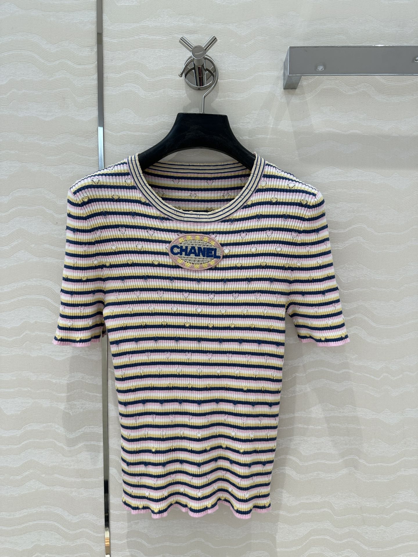 Elegante Camiseta de Punto a Rayas con Bordado Floral de Chanel para Mujer