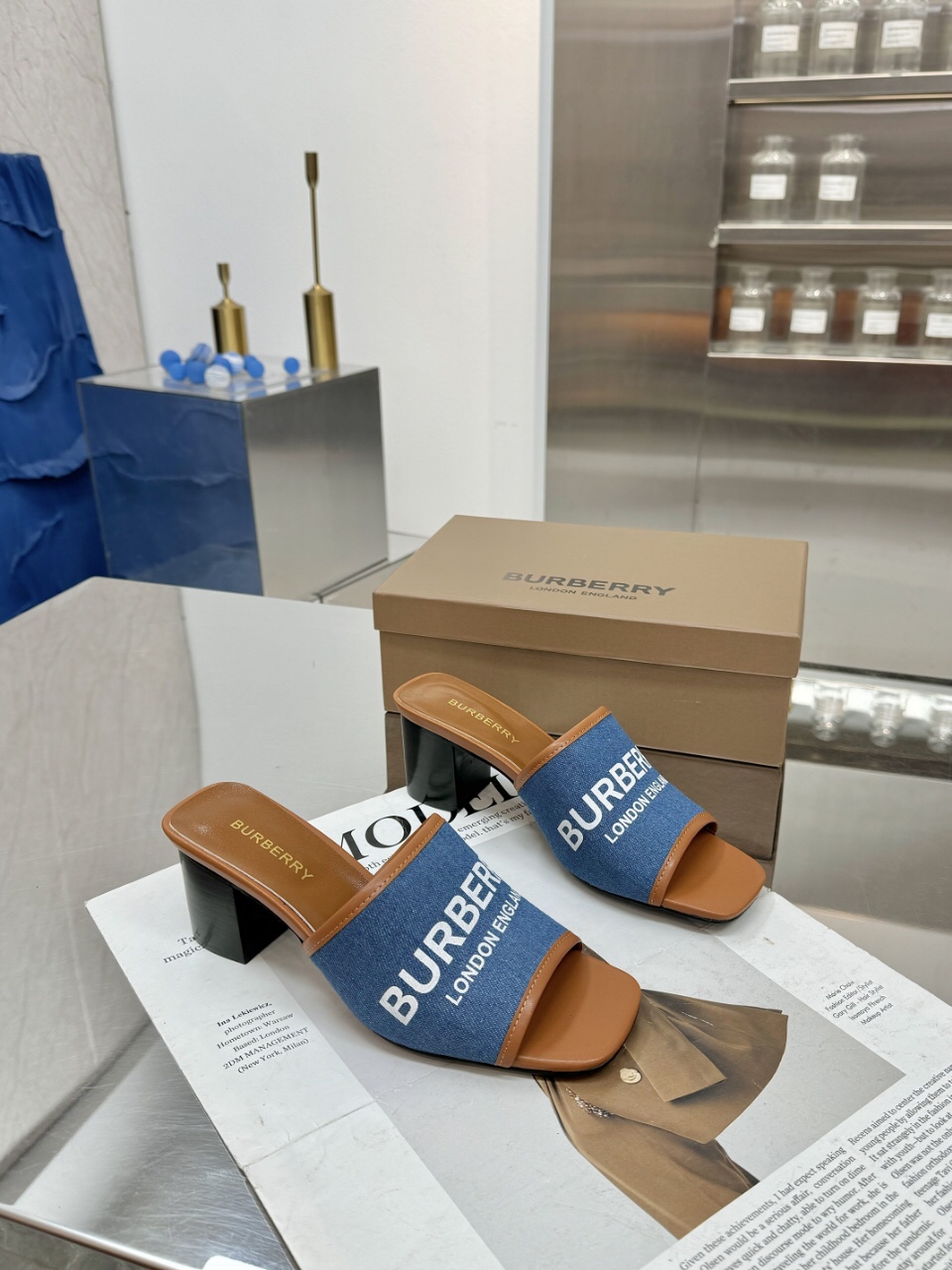 🌈🌈🌈新品上架☘️☘️Burberry 巴宝莉粗跟，平底拖鞋🌺🌺🌺渠道货 硫化一脚蹬巴宝莉拖鞋🌈🌈必须专柜一致！🌺🌺鞋面采用巴宝莉牛皮，羊皮内里及垫脚，原版开模扣子，极致柔软的皮革材质与电绣双足曲线完美契合。❤️❤️巴宝莉都是采用硫化工艺，全新防滑耐磨大底纹路自然展现，非原厂工艺技术根本做不出来，🍎🍎工艺超级难，平跟，粗跟5.5.仿真皮大底，码数:35~42(35.40.41.42.43.44不退换)平P180，中跟200
