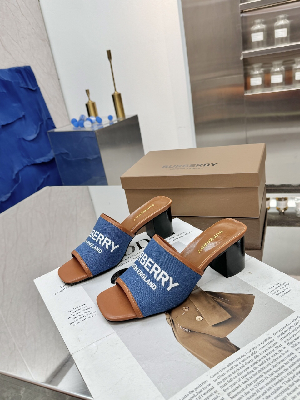 🌈🌈🌈新品上架☘️☘️Burberry 巴宝莉粗跟，平底拖鞋🌺🌺🌺渠道货 硫化一脚蹬巴宝莉拖鞋🌈🌈必须专柜一致！🌺🌺鞋面采用巴宝莉牛皮，羊皮内里及垫脚，原版开模扣子，极致柔软的皮革材质与电绣双足曲线完美契合。❤️❤️巴宝莉都是采用硫化工艺，全新防滑耐磨大底纹路自然展现，非原厂工艺技术根本做不出来，🍎🍎工艺超级难，平跟，粗跟5.5.仿真皮大底，码数:35~42(35.40.41.42.43.44不退换)平P180，中跟200