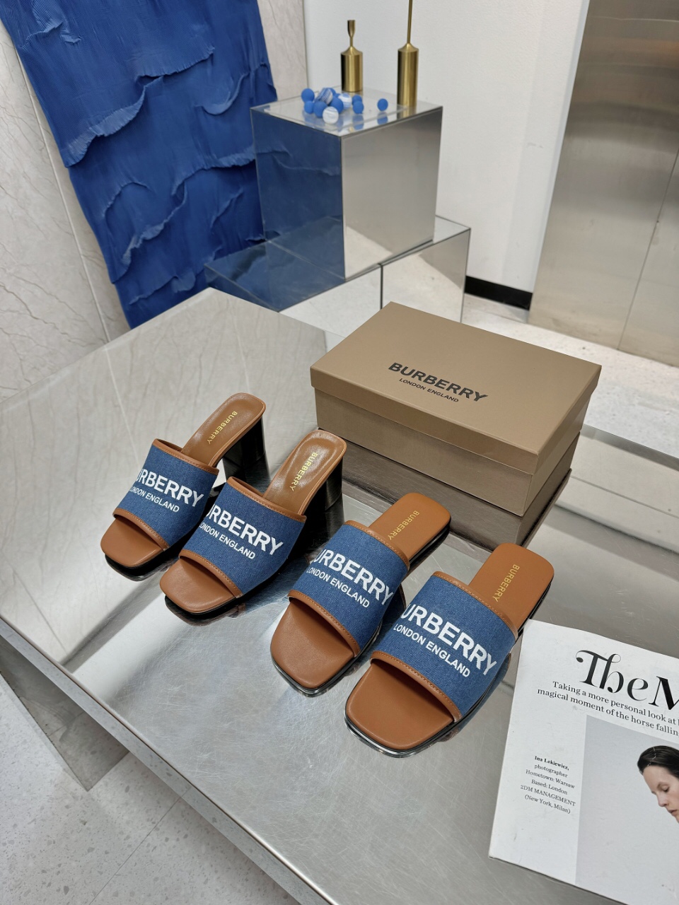 🌈🌈🌈新品上架☘️☘️Burberry 巴宝莉粗跟，平底拖鞋🌺🌺🌺渠道货 硫化一脚蹬巴宝莉拖鞋🌈🌈必须专柜一致！🌺🌺鞋面采用巴宝莉牛皮，羊皮内里及垫脚，原版开模扣子，极致柔软的皮革材质与电绣双足曲线完美契合。❤️❤️巴宝莉都是采用硫化工艺，全新防滑耐磨大底纹路自然展现，非原厂工艺技术根本做不出来，🍎🍎工艺超级难，平跟，粗跟5.5.仿真皮大底，码数:35~42(35.40.41.42.43.44不退换)平P180，中跟200