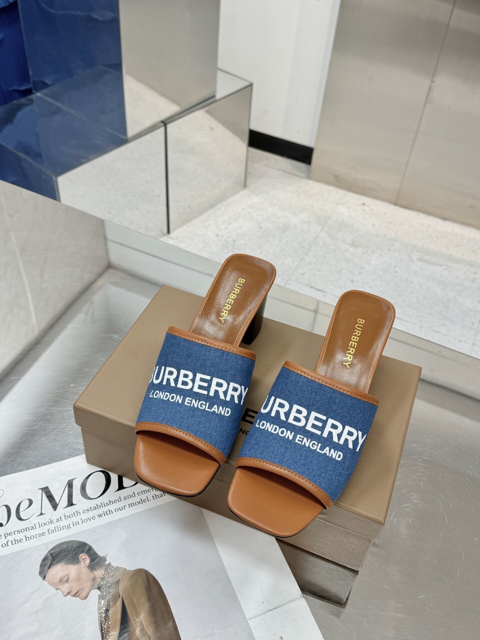 🌈🌈🌈新品上架☘️☘️Burberry 巴宝莉粗跟，平底拖鞋🌺🌺🌺渠道货 硫化一脚蹬巴宝莉拖鞋🌈🌈必须专柜一致！🌺🌺鞋面采用巴宝莉牛皮，羊皮内里及垫脚，原版开模扣子，极致柔软的皮革材质与电绣双足曲线完美契合。❤️❤️巴宝莉都是采用硫化工艺，全新防滑耐磨大底纹路自然展现，非原厂工艺技术根本做不出来，🍎🍎工艺超级难，平跟，粗跟5.5.仿真皮大底，码数:35~42(35.40.41.42.43.44不退换)平P180，中跟200
