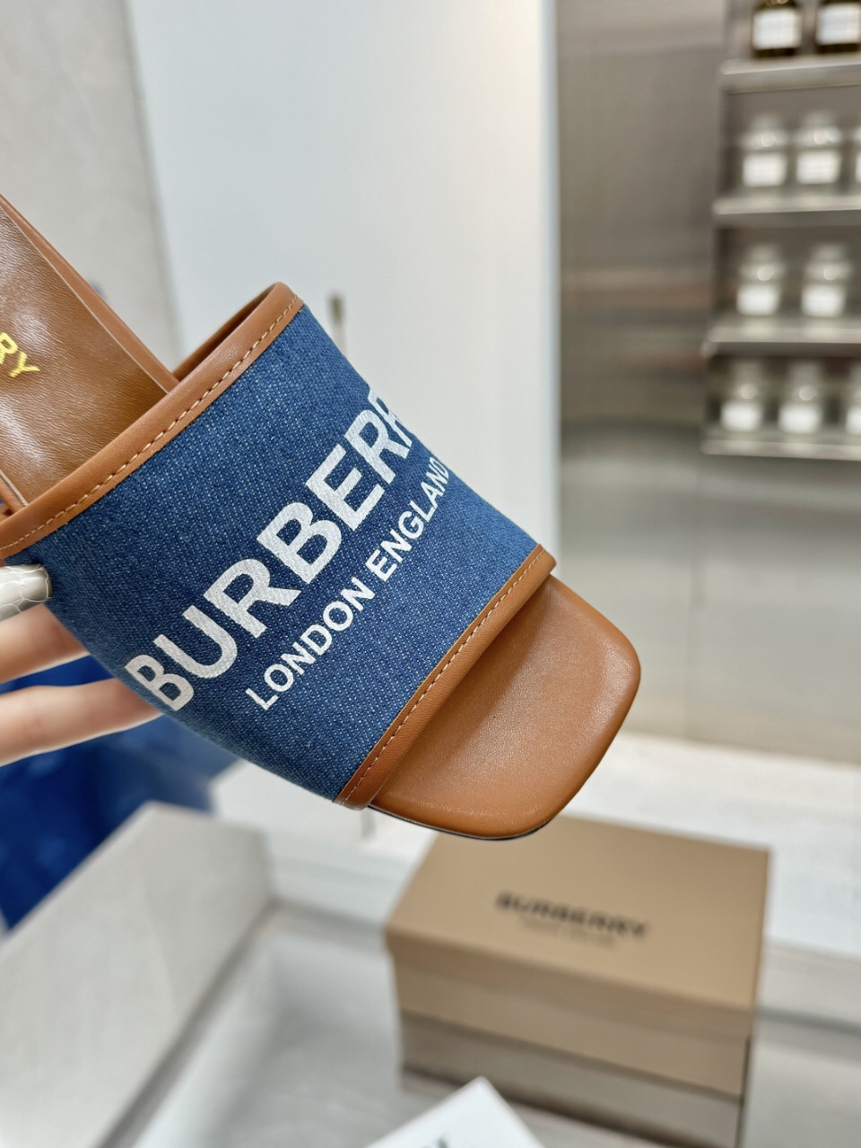 🌈🌈🌈新品上架☘️☘️Burberry 巴宝莉粗跟，平底拖鞋🌺🌺🌺渠道货 硫化一脚蹬巴宝莉拖鞋🌈🌈必须专柜一致！🌺🌺鞋面采用巴宝莉牛皮，羊皮内里及垫脚，原版开模扣子，极致柔软的皮革材质与电绣双足曲线完美契合。❤️❤️巴宝莉都是采用硫化工艺，全新防滑耐磨大底纹路自然展现，非原厂工艺技术根本做不出来，🍎🍎工艺超级难，平跟，粗跟5.5.仿真皮大底，码数:35~42(35.40.41.42.43.44不退换)平P180，中跟200