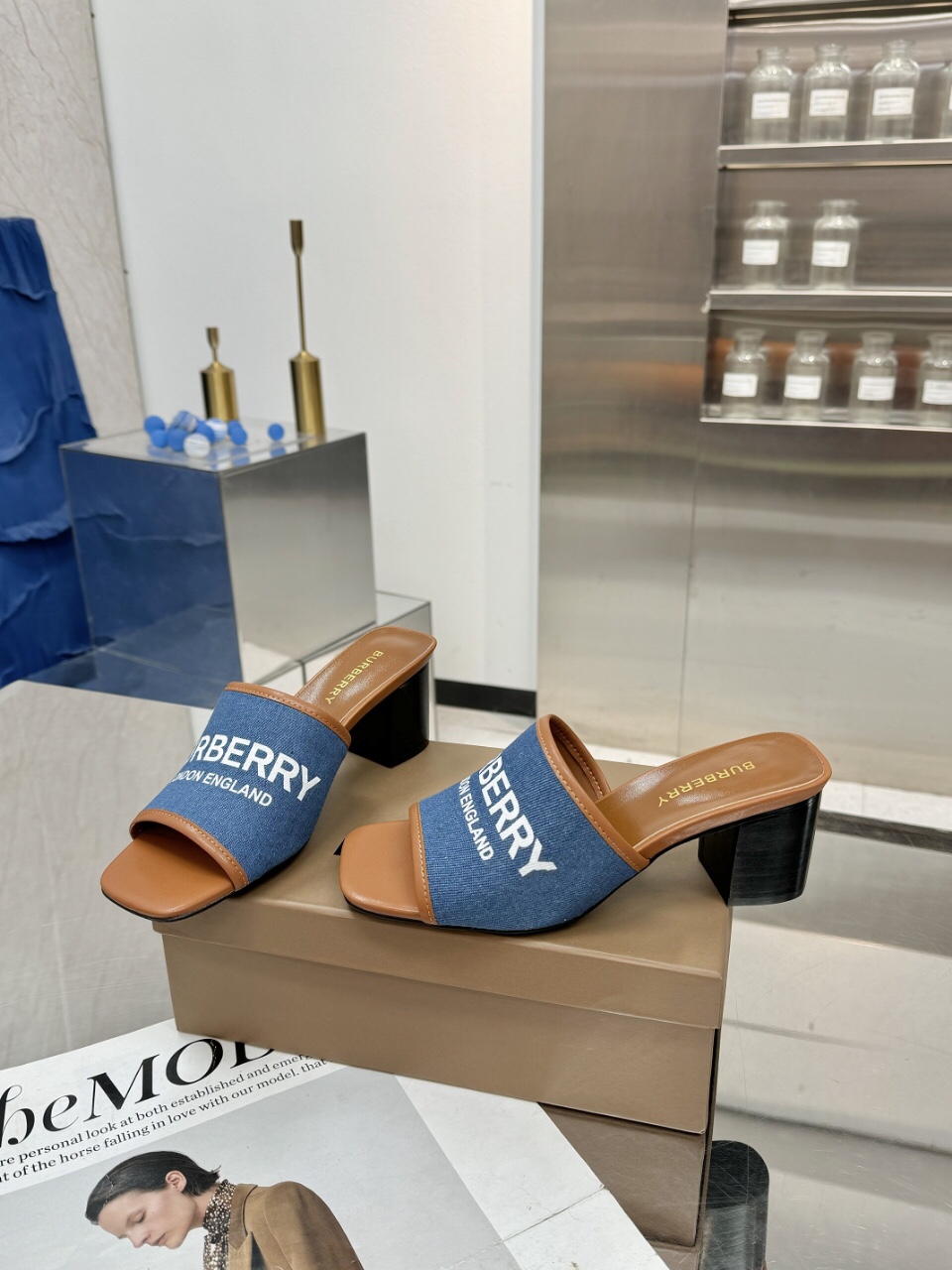 🌈🌈🌈新品上架☘️☘️Burberry 巴宝莉粗跟，平底拖鞋🌺🌺🌺渠道货 硫化一脚蹬巴宝莉拖鞋🌈🌈必须专柜一致！🌺🌺鞋面采用巴宝莉牛皮，羊皮内里及垫脚，原版开模扣子，极致柔软的皮革材质与电绣双足曲线完美契合。❤️❤️巴宝莉都是采用硫化工艺，全新防滑耐磨大底纹路自然展现，非原厂工艺技术根本做不出来，🍎🍎工艺超级难，平跟，粗跟5.5.仿真皮大底，码数:35~42(35.40.41.42.43.44不退换)平P180，中跟200