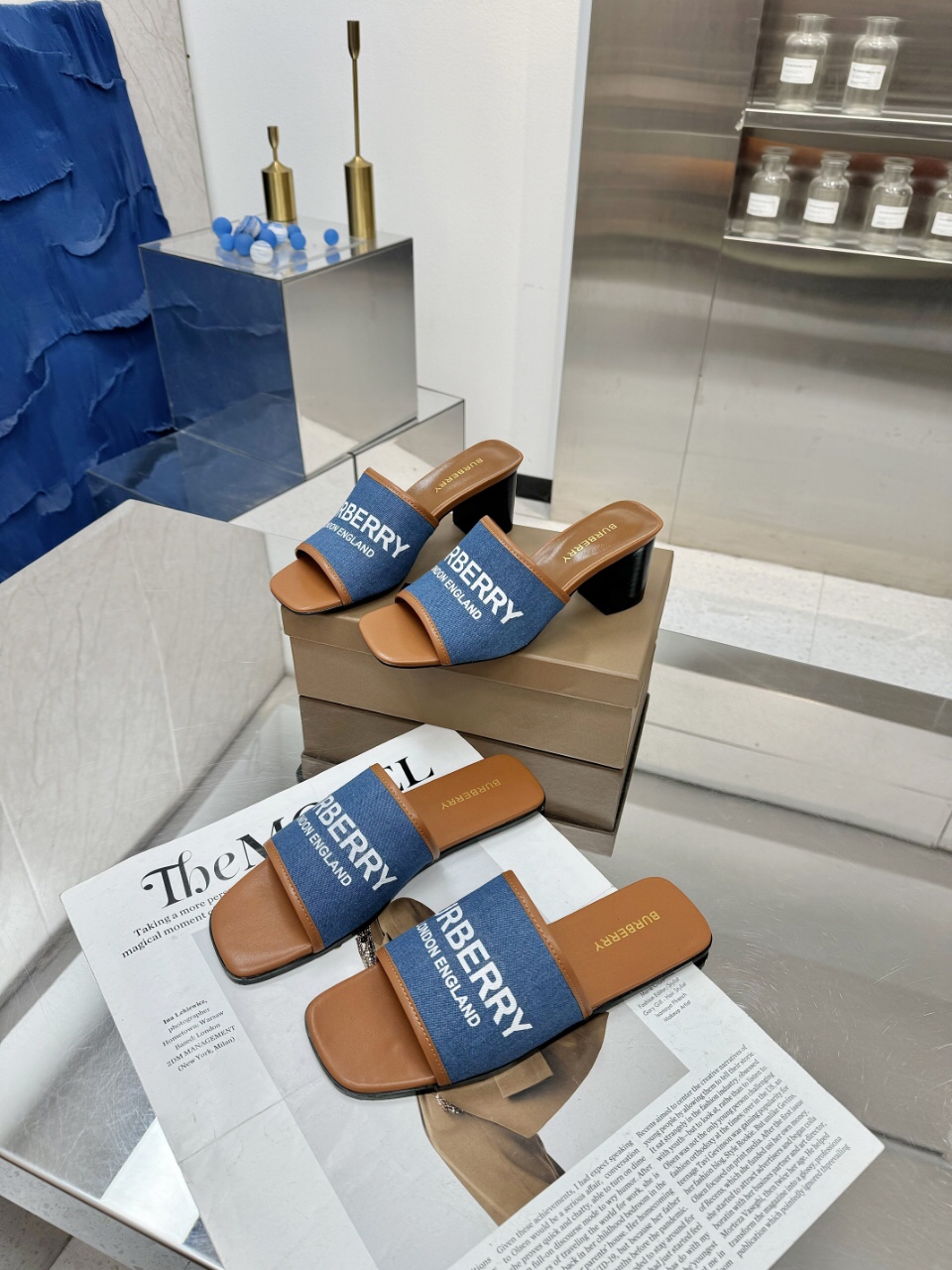 🌈🌈🌈新品上架☘️☘️Burberry 巴宝莉粗跟，平底拖鞋🌺🌺🌺渠道货 硫化一脚蹬巴宝莉拖鞋🌈🌈必须专柜一致！🌺🌺鞋面采用巴宝莉牛皮，羊皮内里及垫脚，原版开模扣子，极致柔软的皮革材质与电绣双足曲线完美契合。❤️❤️巴宝莉都是采用硫化工艺，全新防滑耐磨大底纹路自然展现，非原厂工艺技术根本做不出来，🍎🍎工艺超级难，平跟，粗跟5.5.仿真皮大底，码数:35~42(35.40.41.42.43.44不退换)平P180，中跟200