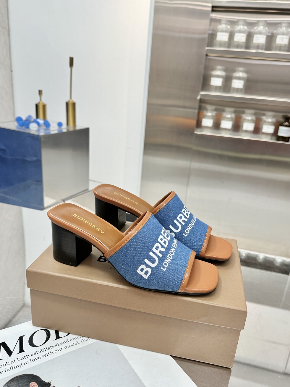 🌈🌈🌈新品上架☘️☘️Burberry 巴宝莉粗跟，平底拖鞋🌺🌺🌺渠道货 硫化一脚蹬巴宝莉拖鞋🌈🌈必须专柜一致！🌺🌺鞋面采用巴宝莉牛皮，羊皮内里及垫脚，原版开模扣子，极致柔软的皮革材质与电绣双足曲线完美契合。❤️❤️巴宝莉都是采用硫化工艺，全新防滑耐磨大底纹路自然展现，非原厂工艺技术根本做不出来，🍎🍎工艺超级难，平跟，粗跟5.5.仿真皮大底，码数:35~42(35.40.41.42.43.44不退换)平P180，中跟200