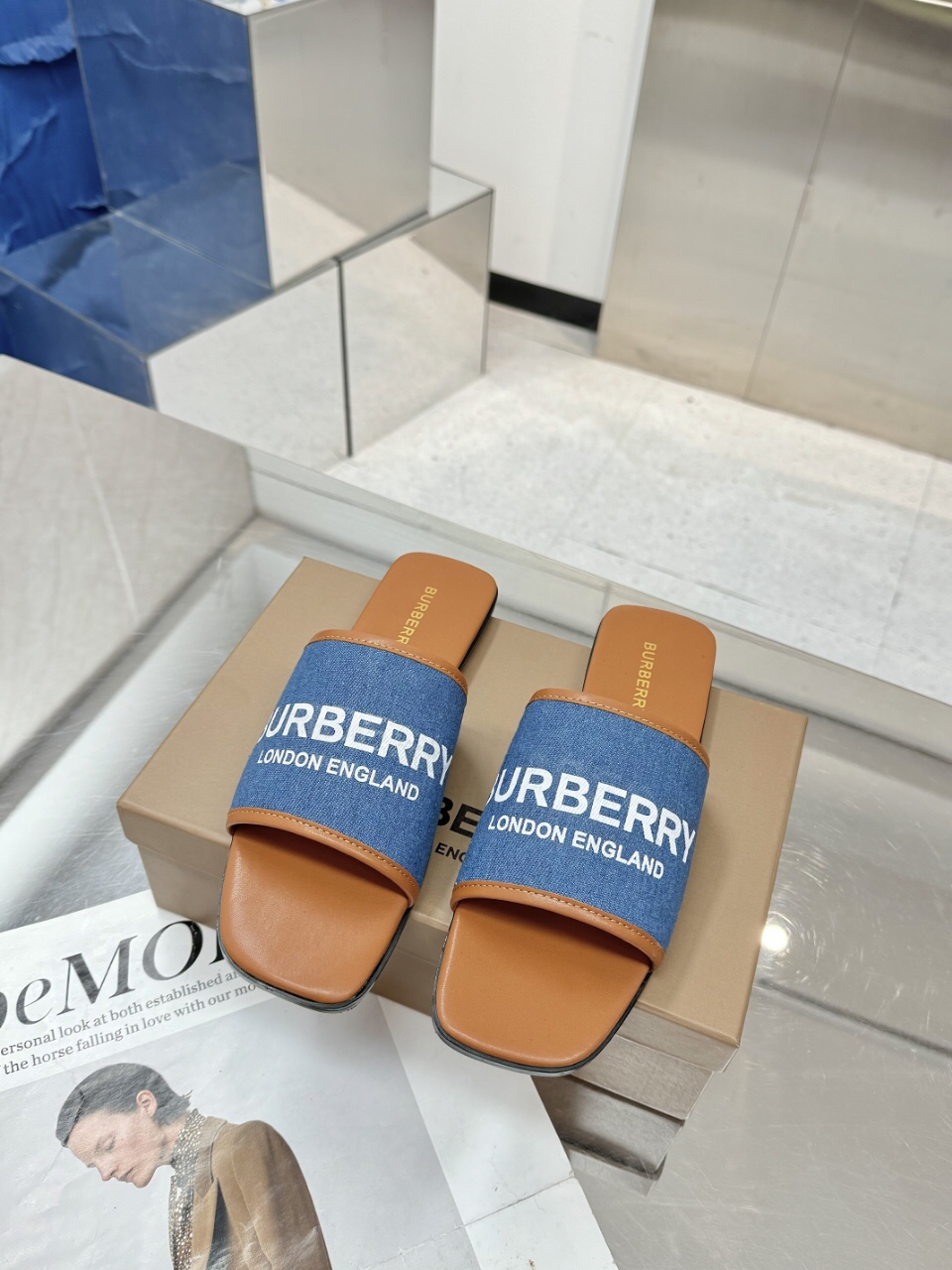 🌈🌈🌈新品上架☘️☘️Burberry 巴宝莉粗跟，平底拖鞋🌺🌺🌺渠道货 硫化一脚蹬巴宝莉拖鞋🌈🌈必须专柜一致！🌺🌺鞋面采用巴宝莉牛皮，羊皮内里及垫脚，原版开模扣子，极致柔软的皮革材质与电绣双足曲线完美契合。❤️❤️巴宝莉都是采用硫化工艺，全新防滑耐磨大底纹路自然展现，非原厂工艺技术根本做不出来，🍎🍎工艺超级难，平跟，粗跟5.5.仿真皮大底，码数:35~42(35.40.41.42.43.44不退换)平P180，中跟200