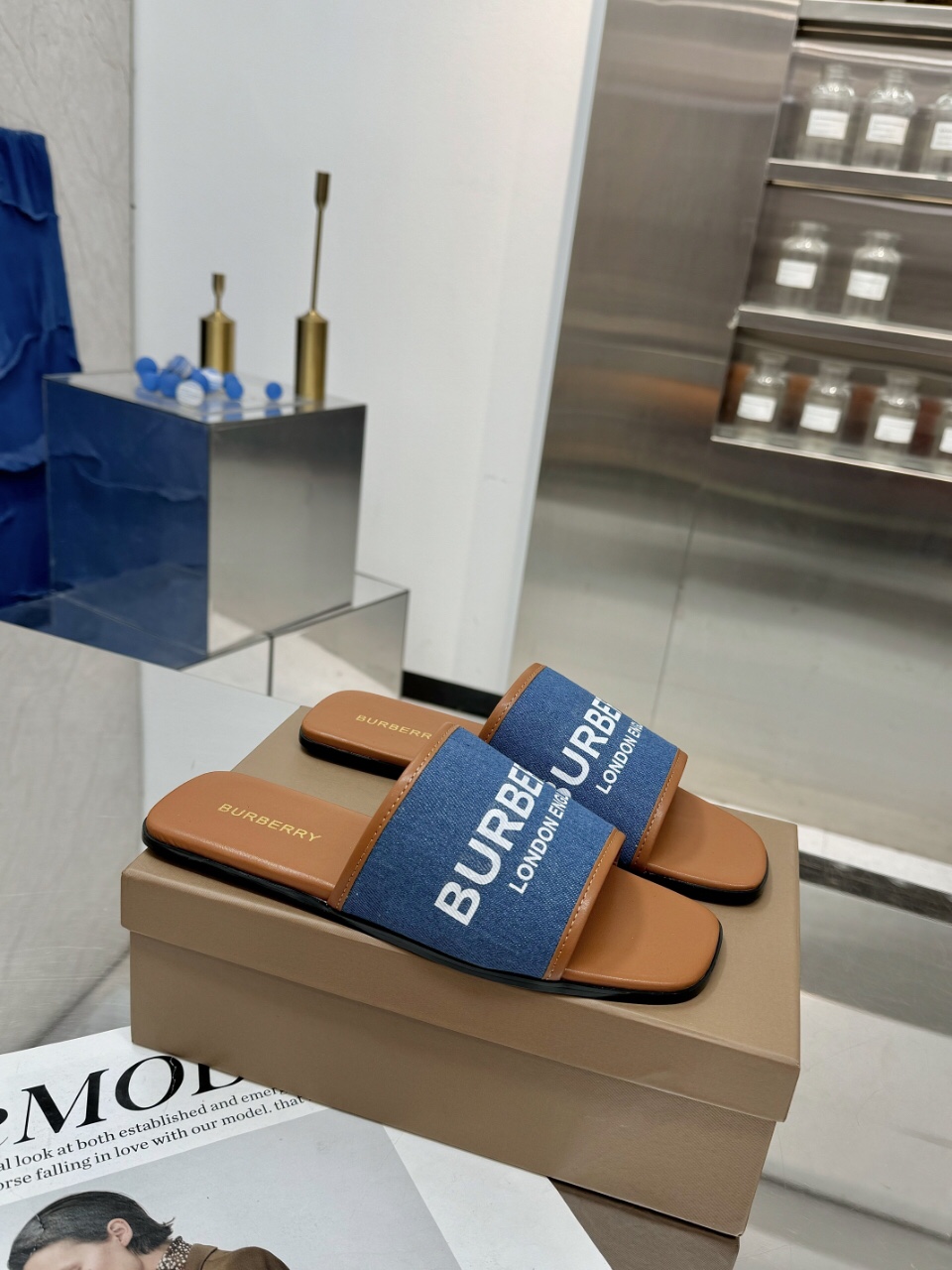 🌈🌈🌈新品上架☘️☘️Burberry 巴宝莉粗跟，平底拖鞋🌺🌺🌺渠道货 硫化一脚蹬巴宝莉拖鞋🌈🌈必须专柜一致！🌺🌺鞋面采用巴宝莉牛皮，羊皮内里及垫脚，原版开模扣子，极致柔软的皮革材质与电绣双足曲线完美契合。❤️❤️巴宝莉都是采用硫化工艺，全新防滑耐磨大底纹路自然展现，非原厂工艺技术根本做不出来，🍎🍎工艺超级难，平跟，粗跟5.5.仿真皮大底，码数:35~42(35.40.41.42.43.44不退换)平P180，中跟200