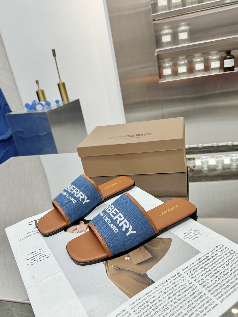 🌈🌈🌈新品上架☘️☘️Burberry 巴宝莉粗跟，平底拖鞋🌺🌺🌺渠道货 硫化一脚蹬巴宝莉拖鞋🌈🌈必须专柜一致！🌺🌺鞋面采用巴宝莉牛皮，羊皮内里及垫脚，原版开模扣子，极致柔软的皮革材质与电绣双足曲线完美契合。❤️❤️巴宝莉都是采用硫化工艺，全新防滑耐磨大底纹路自然展现，非原厂工艺技术根本做不出来，🍎🍎工艺超级难，平跟，粗跟5.5.仿真皮大底，码数:35~42(35.40.41.42.43.44不退换)平P180，中跟200