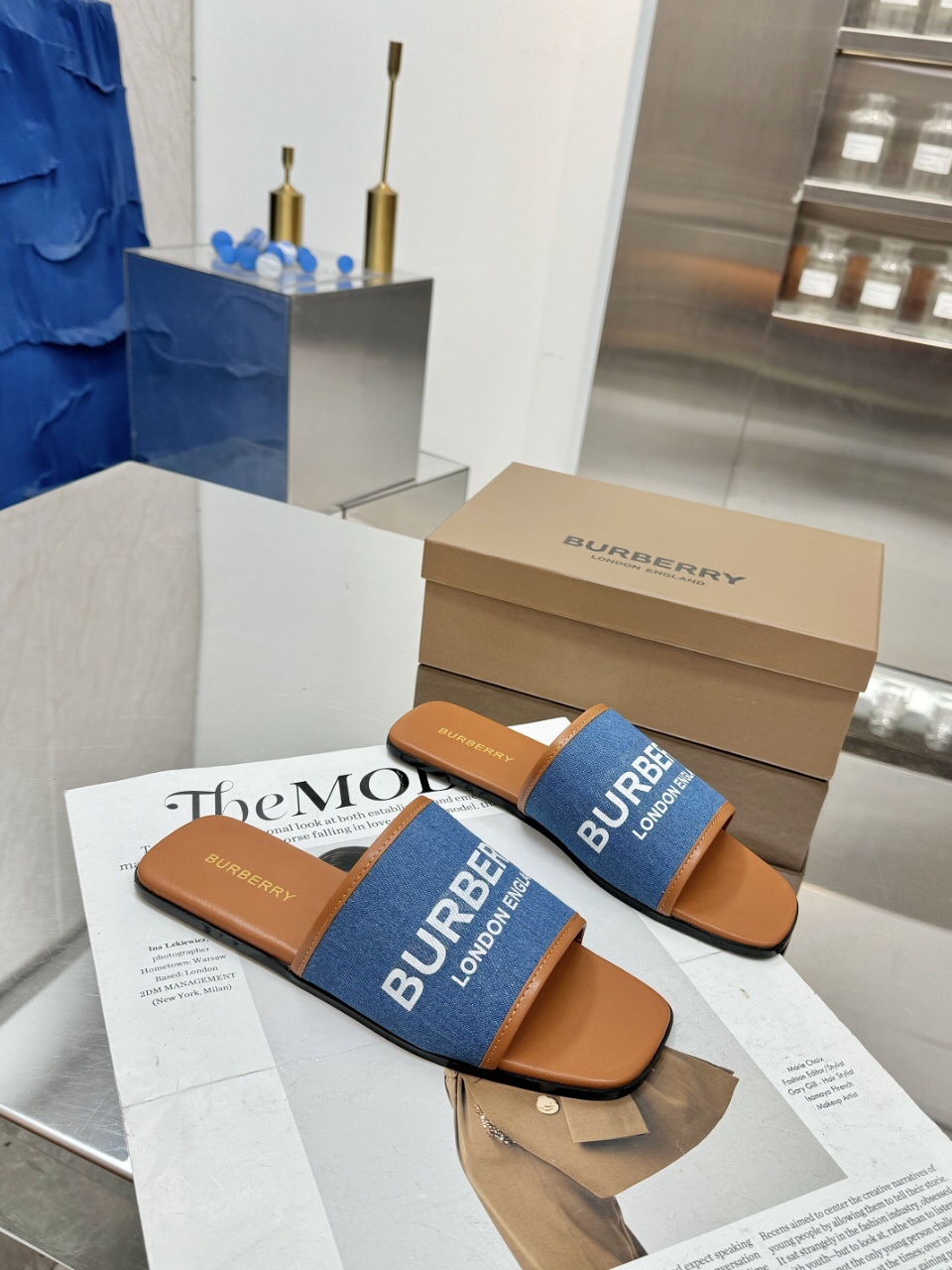 🌈🌈🌈新品上架☘️☘️Burberry 巴宝莉粗跟，平底拖鞋🌺🌺🌺渠道货 硫化一脚蹬巴宝莉拖鞋🌈🌈必须专柜一致！🌺🌺鞋面采用巴宝莉牛皮，羊皮内里及垫脚，原版开模扣子，极致柔软的皮革材质与电绣双足曲线完美契合。❤️❤️巴宝莉都是采用硫化工艺，全新防滑耐磨大底纹路自然展现，非原厂工艺技术根本做不出来，🍎🍎工艺超级难，平跟，粗跟5.5.仿真皮大底，码数:35~42(35.40.41.42.43.44不退换)平P180，中跟200