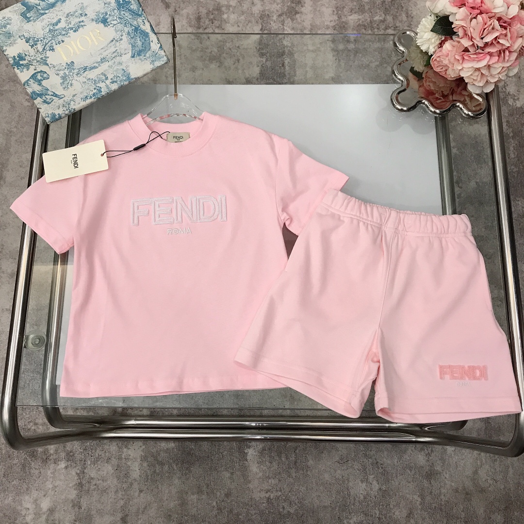 NO:211780,[Spot delivery] FEND* Set [Short-sleeved sweatshirt shorts] Three-dimensional towel velvet logo series on the chest ~ matched with thin wool sweatshirts and cotton sweatshirts, patch logo embroidery on the legs, widened neckline design The fabric of the top and pants is different in the same color~ the style is crisp and stylish, with exquisite sewing technology, high-end fashionable style, the upper body effect is very good, the color is naughty blue, pink, Size--120-130-140-150 [CM] Requires counter packaging, clothes, fendi, hoodie, sweatshirts, shorts, T-shirt,19860909【现货发】   FEND* 套装【短袖卫衣短裤】胸前立体毛巾绒LOGO标志系列～搭配薄款毛圈卫衣棉系卫衣裤 裤脚处贴布logo刺绣 加宽领口设计 上衣裤子面料不同色不一致～版型挺括有型搭配精致缝制工艺 高级时髦款 上身效果非常好 颜色藏蓝色 粉色 尺码--120-130-140-150【CM】 需要专柜包装元,衣服,fendi,hoodie,sweatshirts,shorts,T-shirt,,Children's
