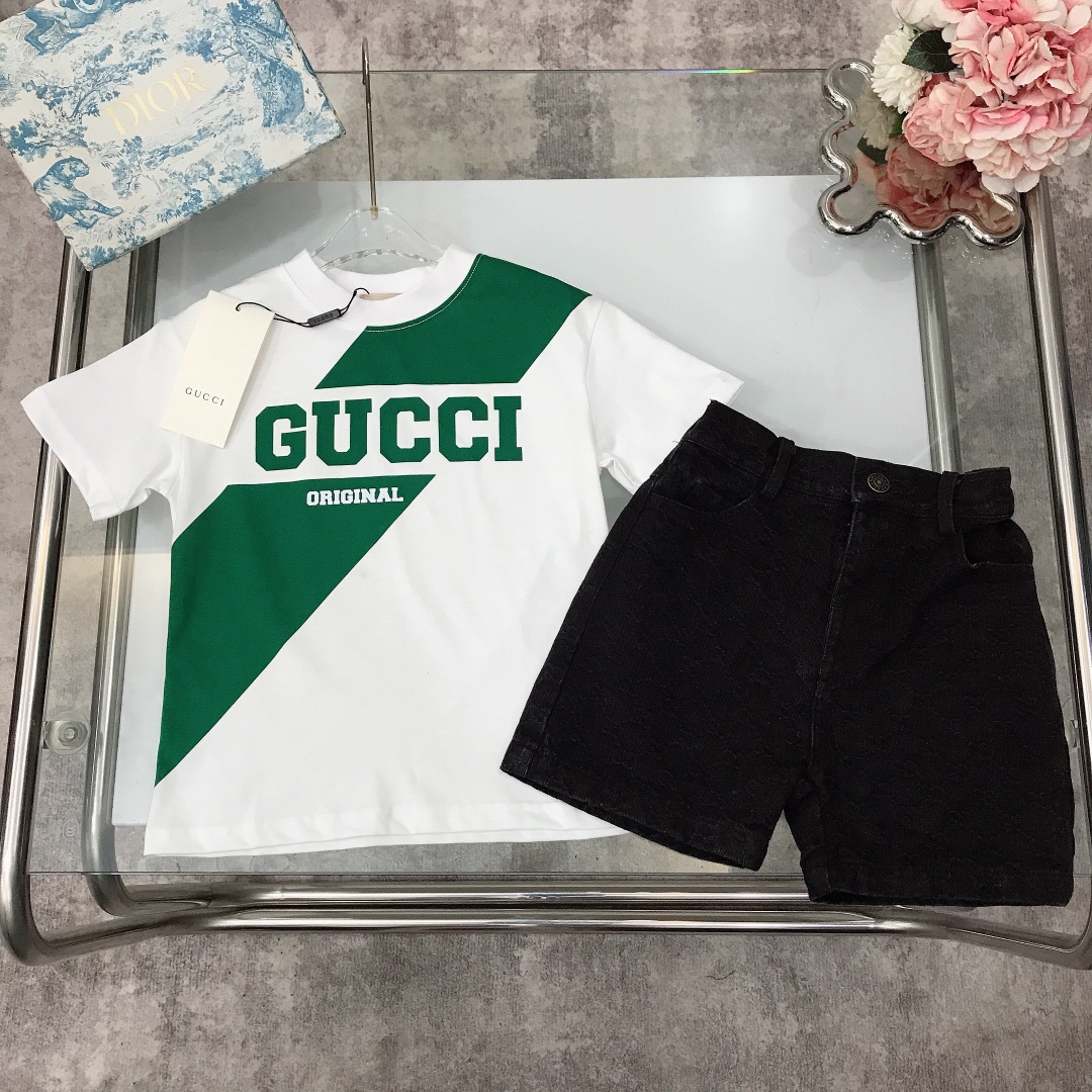 NO:211789,[Spot shipment] GUCC* Set Slash Printed LOGO Short-sleeved Denim Jacquard Shorts Definitely Decorated Cotton Double Yarn Precision Cotton ~ T-shirt Classic Logo Letter Printed Jacquard Double GG Denim Shorts Original Hardware Button Replica Logo Selected High-quality Customized Cotton Fabric Soft and Comfort Simple and Fashion Craftsmanship Overlay Visible High-quality Super Stylish and Beautiful Size-110-120-130-140-150 [CM] Full Package 10, Clothes, gucci, shorts, T-shirt, tees, t-shirt,19860909【现货发】   GUCC* 套装 斜杠印花LOGO短袖牛仔提花短裤 定织定染全棉双纱精密棉～T恤经典logo字母印花提花双GG牛仔短裤 原版五金纽扣复刻logo 甄选高级定制棉面料打造 柔软舒适 简约时尚 工艺叠加 看得见的高品质 超级有型又好看  size-110-120-130-140-150【CM】 全套包装10,衣服,gucci,shorts,T-shirt,tees，t-shirt,,Children's