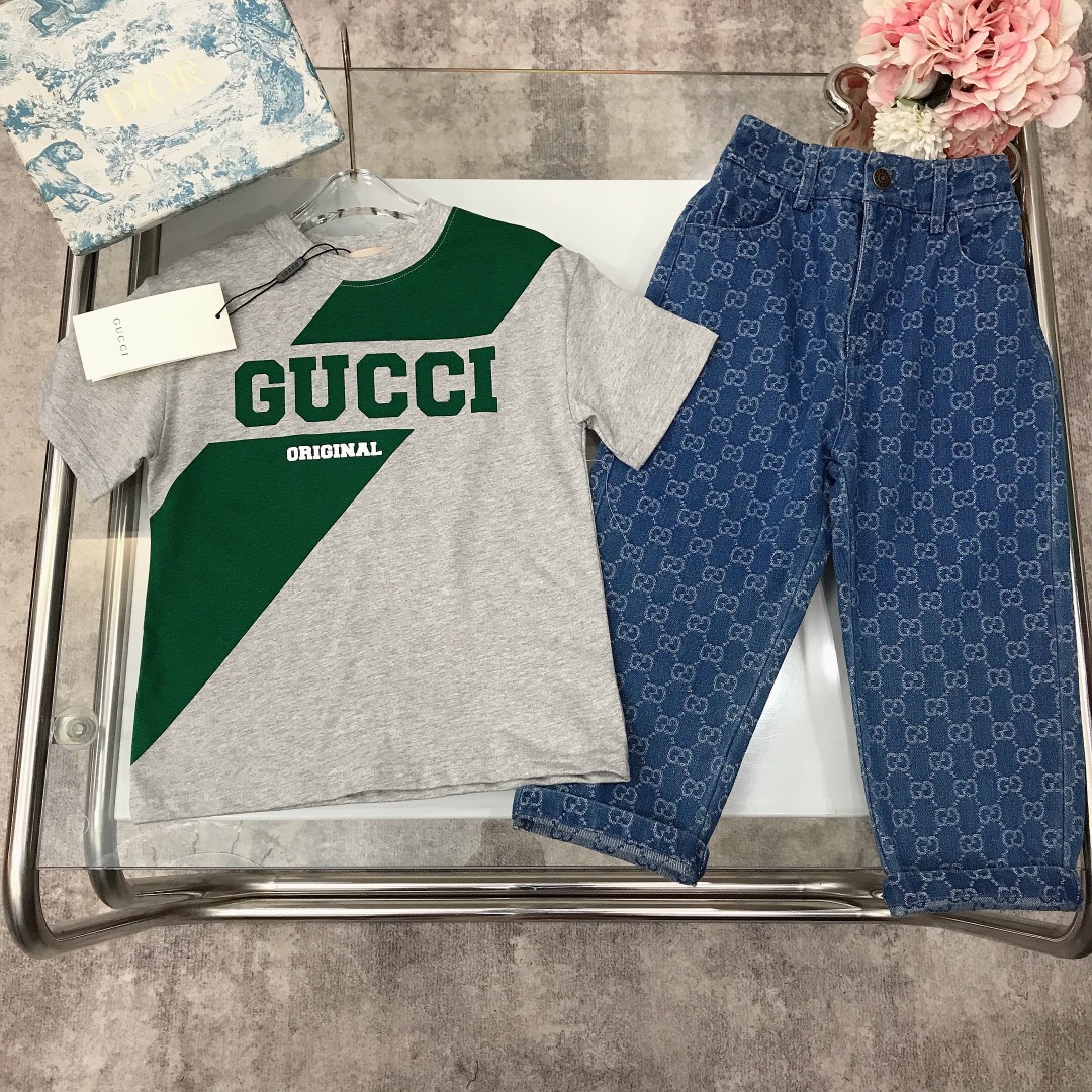 NO:211797,[Spot shipment] GUCC* Set Slash Printed LOGO Short-sleeved denim jacquard trousers fixed-woven dyed cotton double yarn precision cotton ~ T-shirt classic logo letter printed jacquard double GG denim trousers original hardware button reproduction logo Selected high-quality custom cotton fabrics to create soft and comfortable simple and fashionable craftsmanship superimposed visible high quality Super stylish and beautiful size-110-120-130-140-150 [CM] Full set of packaging 10, clothes, gucci, T-shirt, tees, t-shirt,19860909【现货发】   GUCC* 套装 斜杠印花LOGO短袖牛仔提花长裤定织定染全棉双纱精密棉～T恤经典logo字母印花提花双GG牛仔长裤 原版五金纽扣复刻logo 甄选高级定制棉面料打造 柔软舒适 简约时尚 工艺叠加 看得见的高品质 超级有型又好看  size-110-120-130-140-150【CM】 全套包装10,衣服,gucci,T-shirt,tees，t-shirt,,Children's