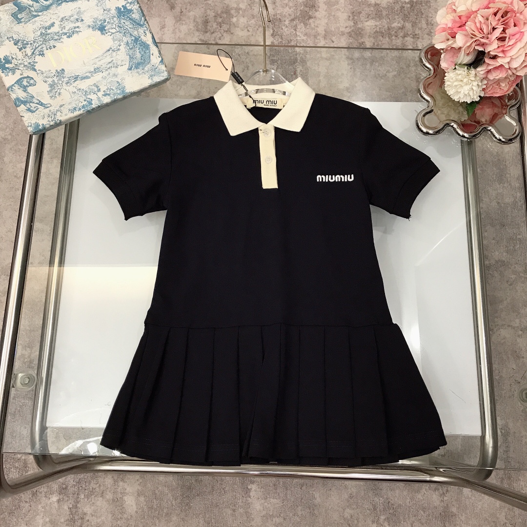 NO:211842,[Spot delivery] MIUMIU Limited series Small lapel dress Exquisite style Small logo embroidery on the chest Color-blocking system~ Small lapel gray tone splicing elegant navy blue Soft and delicate bead floor cotton fabrics Soft and comfortable, skin-friendly and not tied, excellent upper body effect, a must-have artifact for the princess~ size size--120-130-140-150 [CM] Counter packaging 70, clothes, miumiu, skirts,19860909【现货发】   MIUMIU 限定系列 小翻领连衣裙 精致款 胸前小logo刺绣 拼色系～小翻领灰色调拼接优雅藏蓝色系 柔软细腻珠地棉面料打造 柔顺舒适 亲肤不扎 上身效果极好 公主的必备神器～  size尺码--120-130-140-150【CM】 专柜包装70,衣服,miumiu,skirts,,Children's