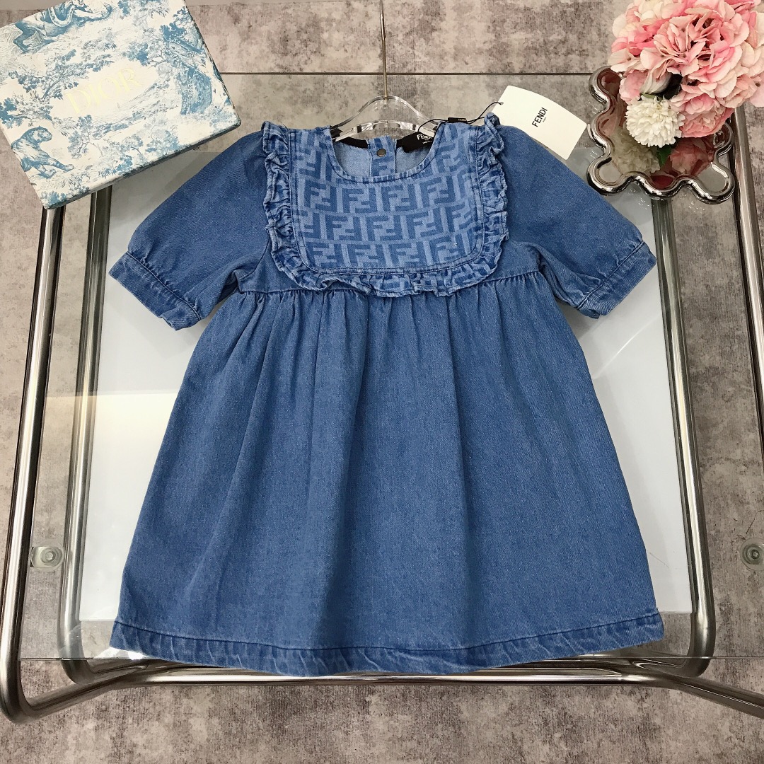NO:211852,[Spot delivery] FEND* doll collar denim dress exquisite style Double FFlogo splicing elements on the chest, pleated edges, full of playful and cute~ washing denim fabric, soft and comfortable, skin-friendly and not tied, excellent upper body effect, a must-have artifact for princess~ size size--120-130-140-150 [CM] Counter packaging 70, clothes, fendi, skirts,19860909【现货发】  FEND* 娃娃领牛仔连衣裙 精致款 胸前双FFlogo拼接元素 百褶包边 尽显俏皮可爱～水洗牛仔面料 柔顺舒适 亲肤不扎 上身效果极好 公主的必备神器～  size尺码--120-130-140-150【CM】 专柜包装70,衣服,fendi,skirts,,Children's