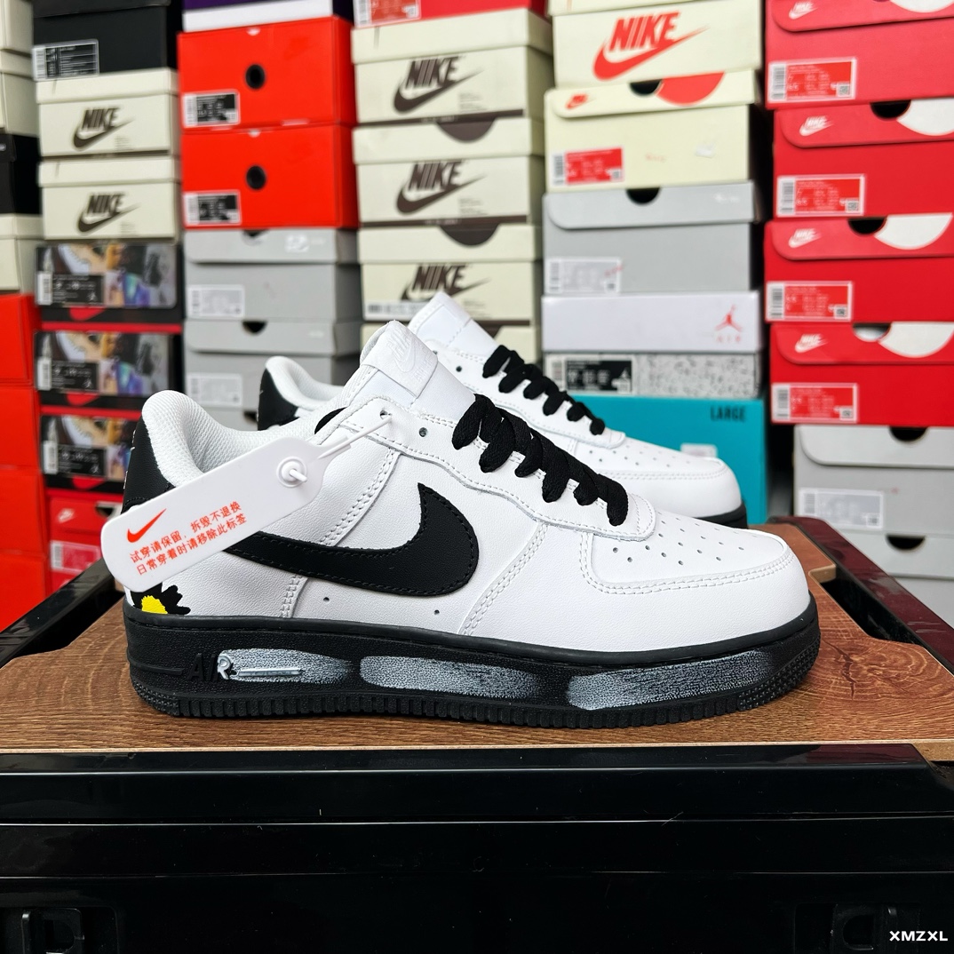 精品实拍YB\n公司级耐克 Nike Air Force  '0 Low 新年新款 空军一号含气垫 小白鞋 低帮百搭厚底增高休闲运动板鞋。柔软、弹性十足的缓震性能和出色的中底设计，横跨复古与现代的外型结合，造就出风靡全球三十多年的Force ，直到今天还深受青睐。\n\n货号：CW\n码数： . .  .   .   .   