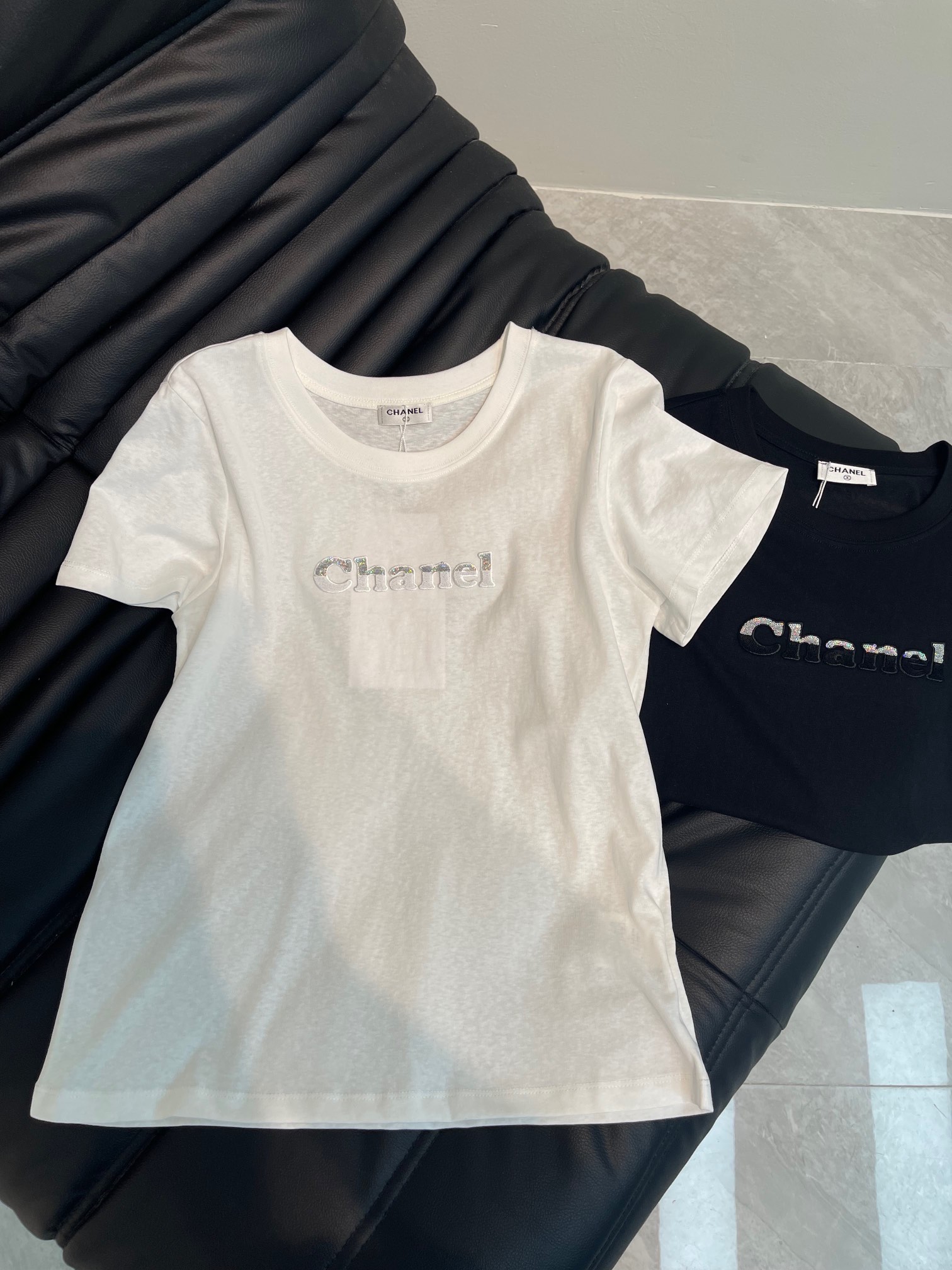 NO:323877,Chane*25 spring and summer new heavy industry sequin color-blocking letter patch embroidered round neck short-sleeved T-shirt. It uses pure cotton fabric with soft and delicate texture, and the classic style fits the body with comfortable and beautiful effect!  SML AA, chanel, T-shirt,tees, t-shirt,alexander wang19860909Chane*25春夏新款重工亮片拼色字母贴布绣圆领短袖T恤.采用纯棉面料质感柔软细腻,经典版型合身上身效果舒适好看！SML AA,,chanel,T-shirt,tees，t-shirt,alexander wang,Women's clothing