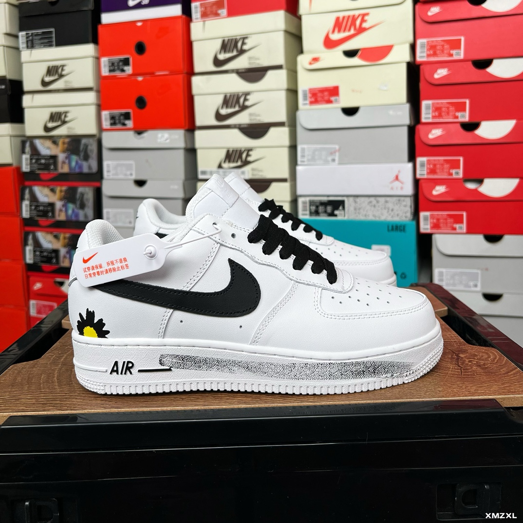 精品实拍YB\n公司级耐克 Nike Air Force  '0 Low 新年新款 空军一号含气垫 小白鞋 低帮百搭厚底增高休闲运动板鞋。柔软、弹性十足的缓震性能和出色的中底设计，横跨复古与现代的外型结合，造就出风靡全球三十多年的Force ，直到今天还深受青睐。\n\n货号：CW\n码数： . .  .   .   .   