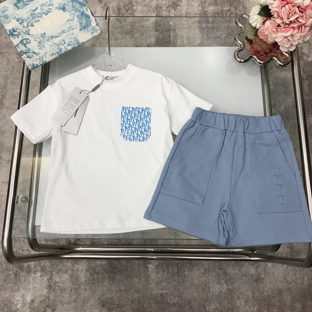 NO:211806,[Spot delivery] DIO*~Set [Short Sleeve Shorts] Solid color simple and generous top with logo printed fake pockets on the chest ~Paired with thin wool sweatshirts and cotton sweatshirts, three-dimensional styling logo embroidery at the pocket, widened neckline design, made of gram heavy fabric~The style is crisp and stylish with exquisite sewing technology at the corners of the clothes, high-end fashionable style, the upper body effect is very good Size-110-120-130-140-150 [CM] Requires counter packaging, clothes, dior, hoodie, sweatshirts, shorts, T-shirt,19860909【现货发】   DIO*～套装【短袖短裤】纯色简单大方款上衣胸前logo印花假口袋～搭配薄款毛圈卫衣棉系卫衣裤 口袋处立体贴布logo刺绣 加宽领口设计 采用克重面料打造～版型挺括有型搭配衣角处精致缝制工艺 高级时髦款 上身效果非常好 尺码-110-120-130-140-150【CM】 需要专柜包装元,衣服,dior,hoodie,sweatshirts,shorts,T-shirt,,Children's