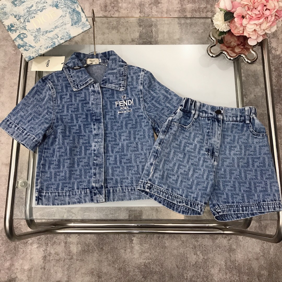 NO:211820,[Spot delivery] FEND*~Embroidered logo logo heavy-industrial denim set Casual style Small lapel with logo hardware buckle Full logo print to create configuration logo logo Washing craft denim color Very soft and delicate feel, soft and comfortable, skin-friendly and not tied, excellent upper body effect size--120-130-140-150 [CM] Counter packaging 70, clothes, fendi,19860909【现货发】   FEND*～刺绣logo标志重工牛仔套装 休闲风格 小翻领搭配logo五金扣 全面logo印花打造配置logo标志 水洗工艺牛仔色 手感非常柔软细腻 柔顺舒适 亲肤不扎 上身效果极好  size尺码--120-130-140-150【CM】 专柜包装70,衣服,fendi,,Children's