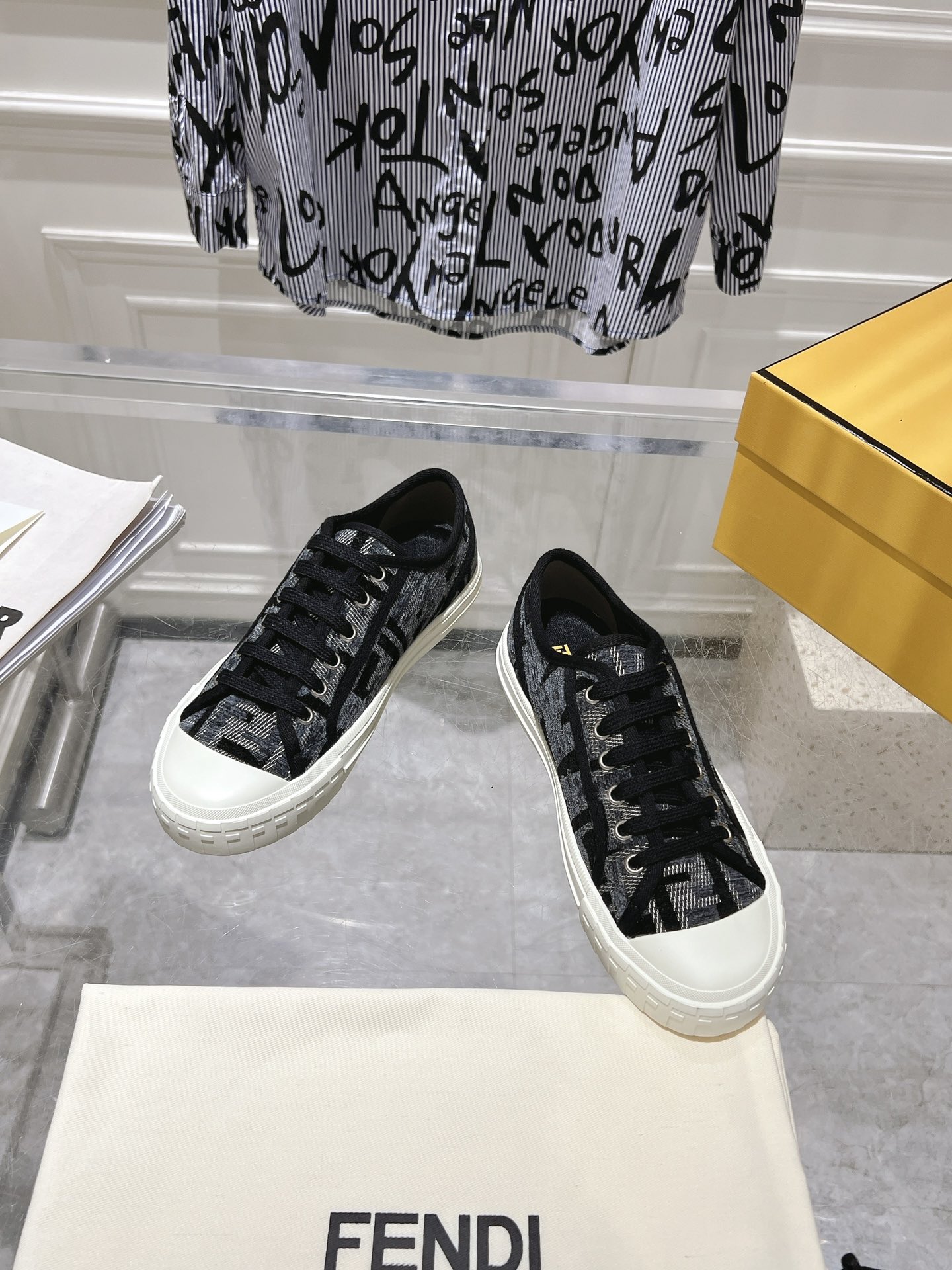 NO:237111,Fendi2025 new couple canvas shoes upper classic FF old-fashioned canvas casual versatile lightweight original custom inner lining original mold opening TPU outsole size: 35-45, casual shoes/sports shoes, fendi, sneakers19860909Fendi2025新款情侣帆布鞋鞋面经典FF老花帆布休闲百搭轻便原版定制内里原版开模TPU大底码数:35-45,休闲鞋/运动鞋,fendi,sneakers,Women's Shoes