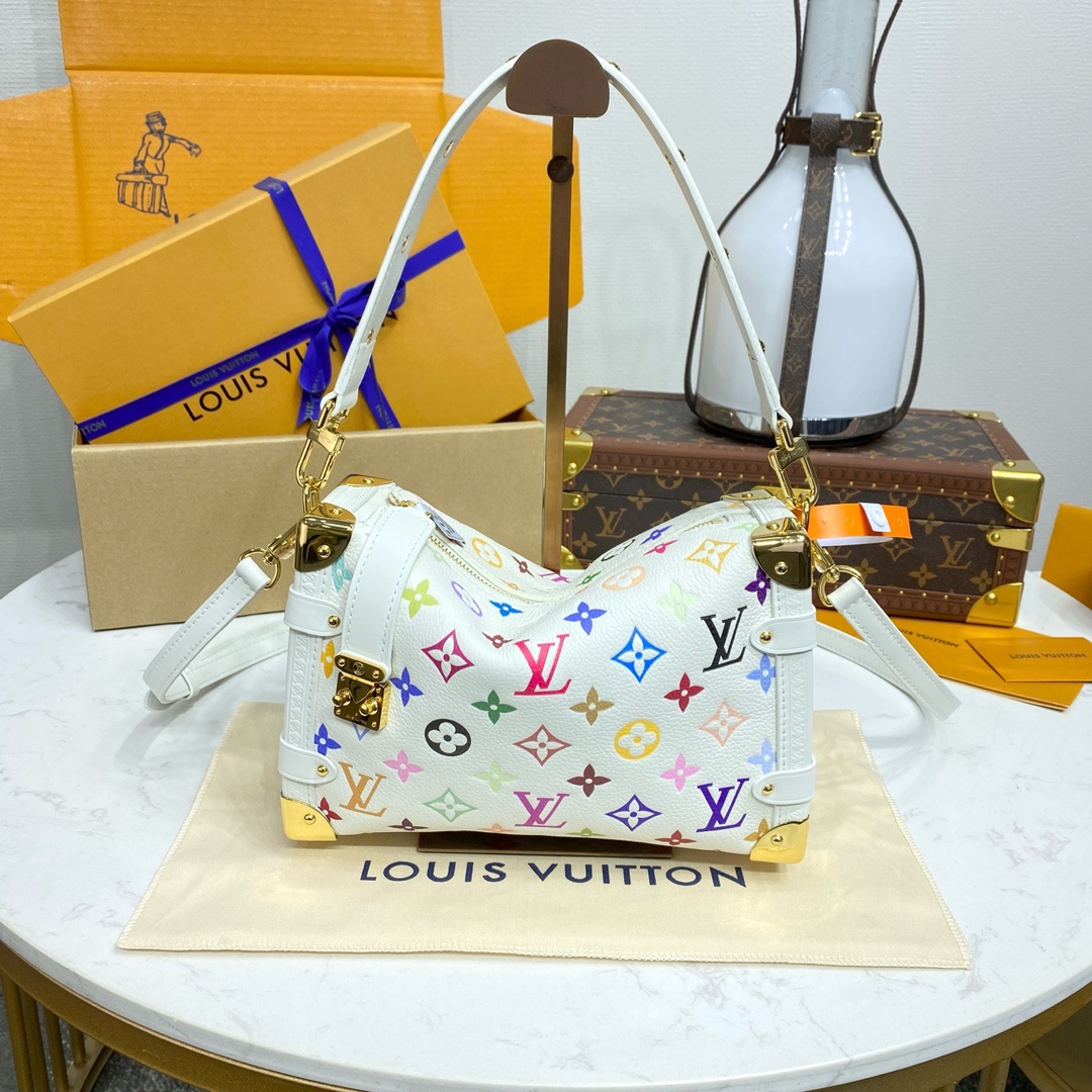 NO:186830,Super high-quality Side Trunk medium handbag M14046 white color chip exclusive duty-free channel This Side Trunk medium handbag uses a charming Monogram pattern to express the agile style of the x Murakami Takashi reprint series, integrating soft cowhide leather with reinforced metal corners and iconic S-lock buckles, which can easily accommodate daily needs. The square configuration greets the brand's classic suitcase, with removable nail handles and shoulder straps for flexible carrying. Model M14046 Size 23.5*8.5*16cm, LV premium version, louis vuitton, cowhide19860909特级 高质量 Side Trunk 中号手袋 M14046白彩芯片 独家免税渠道 本款 Side Trunk 中号手袋以谐趣 Monogram 图案道出 x 村上隆再版系列的灵动格调,为柔软牛皮革融入加固金属包角和标志性 S-lock 锁扣,可轻松容纳日常所需.方正构型致意品牌经典行李箱,可拆卸饰钉手柄和肩带实现灵活背携. 型号M14046 尺寸23.5*8.5*16cm,LV特级版本,louis vuitton,cowhide,Bag