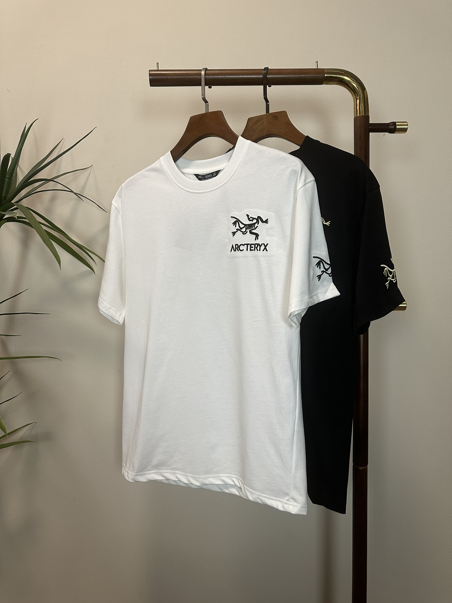 NO:151007,ARC Archaeopteryx 2025 new round neck short-sleeved T-shirt high-end version!  Customized fabrics for counters are breathable and comfortable, with impeccable details, and the brand element design concept reflects high quality. The feel is delicate and soft!  It is casually cut, with a great upper body style!  Code number M-3XL, arc'teryx, T-shirt,tees, t-shirt,alexander wang19860909ARC 始祖鸟2025新款 圆领 短袖 T恤 高端版本！专柜定制面料 透气舒适度高,细节无可挑剔,品牌元素设计理念,体现高品质.手感细腻柔软！呈现休闲裁剪,上身版型超赞！ 码数M-3XL,arc'teryx,T-shirt,tees，t-shirt,alexander wang,Men's clothing