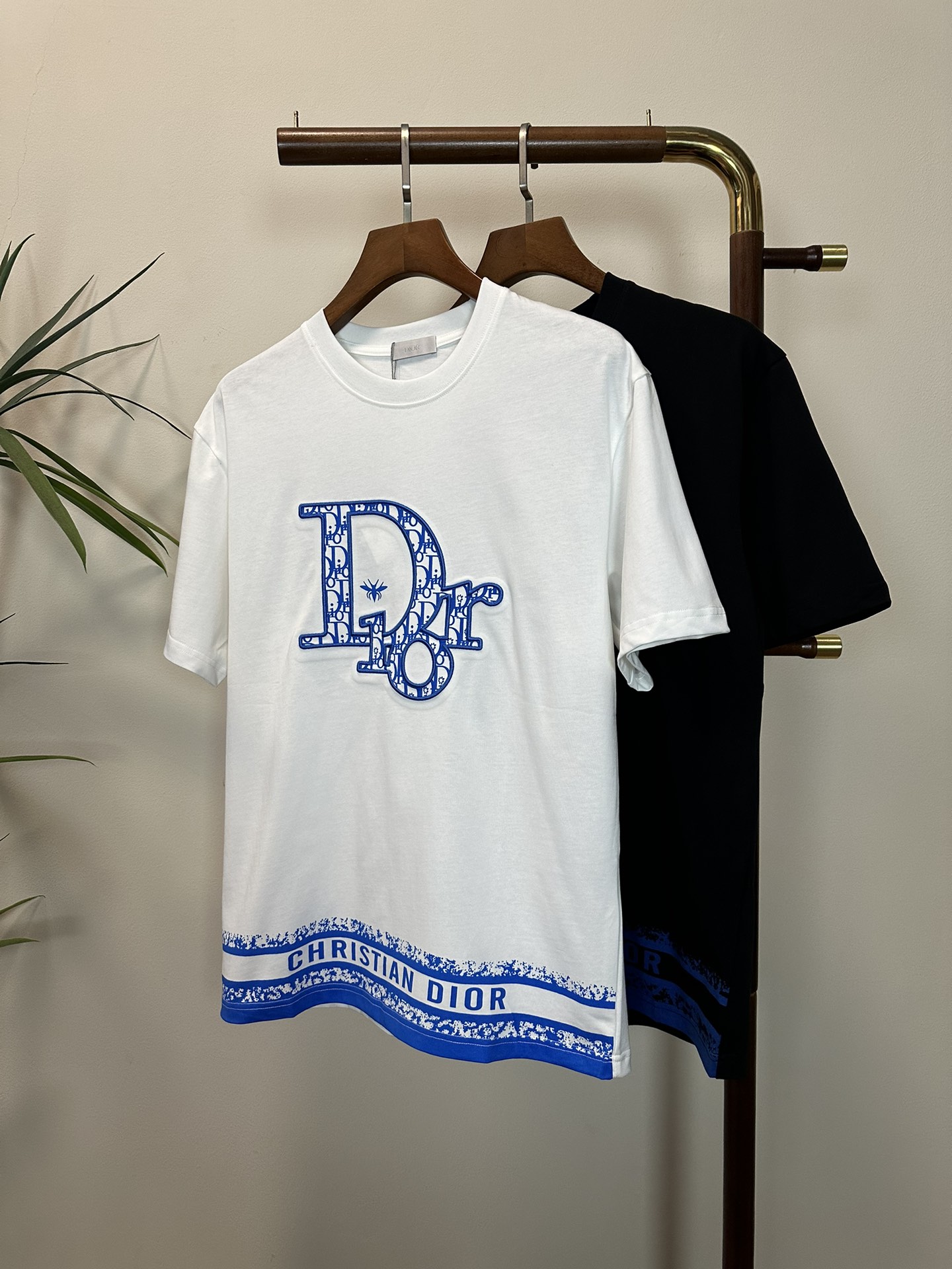 NO:430751,DIOR 2025 new round neck short-sleeved T-shirt high-end version!  Customized fabrics for counters are breathable and comfortable, with impeccable details, and the brand element design concept reflects high quality. The feel is delicate and soft!  It is casually cut, with a great upper body style!  Code number M-3XL, dior,dior,T-shirt,tees,t-shirt,alexander wang19860909DIOR 迪奥2025新款 圆领 短袖 T恤 高端版本！专柜定制面料 透气舒适度高,细节无可挑剔,品牌元素设计理念,体现高品质.手感细腻柔软！呈现休闲裁剪,上身版型超赞！ 码数M-3XL,,dior,dior,T-shirt,tees，t-shirt,alexander wang,Men's clothing