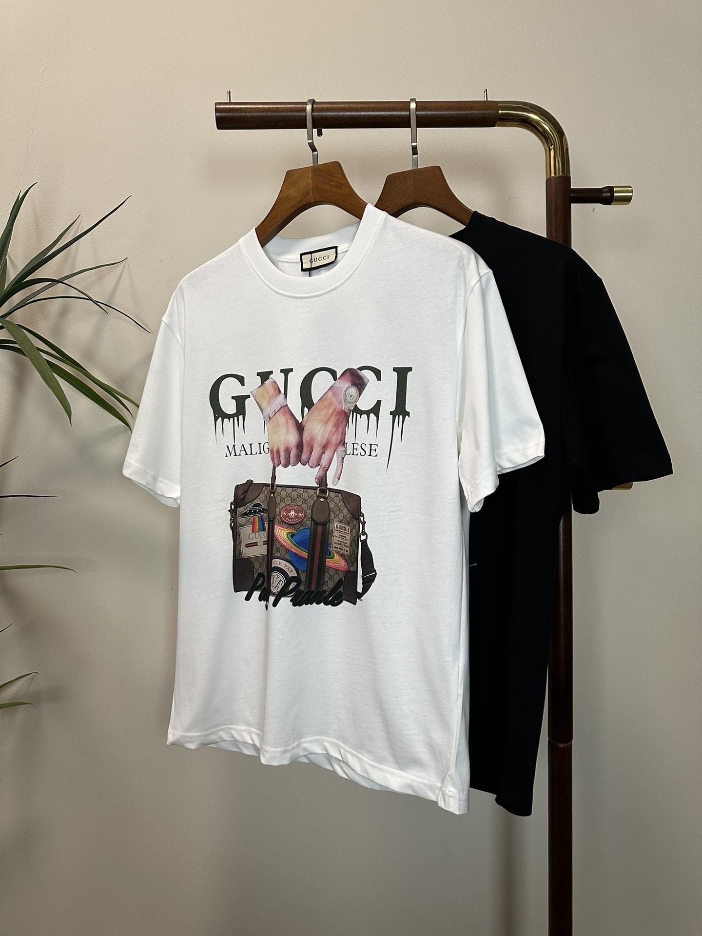 NO:134649,GU Gucci 2025 new round neck short-sleeved T-shirt high-end version!  Customized fabrics for counters are breathable and comfortable, with impeccable details, and the brand element design concept reflects high quality. The feel is delicate and soft!  It is casually cut, with a great upper body style!  Code number M-3XL, gucci, T-shirt,tees, t-shirt,alexander wang19860909GU 古驰2025新款 圆领 短袖 T恤 高端版本！专柜定制面料 透气舒适度高,细节无可挑剔,品牌元素设计理念,体现高品质.手感细腻柔软！呈现休闲裁剪,上身版型超赞！ 码数M-3XL,,gucci,T-shirt,tees，t-shirt,alexander wang,Men's clothing