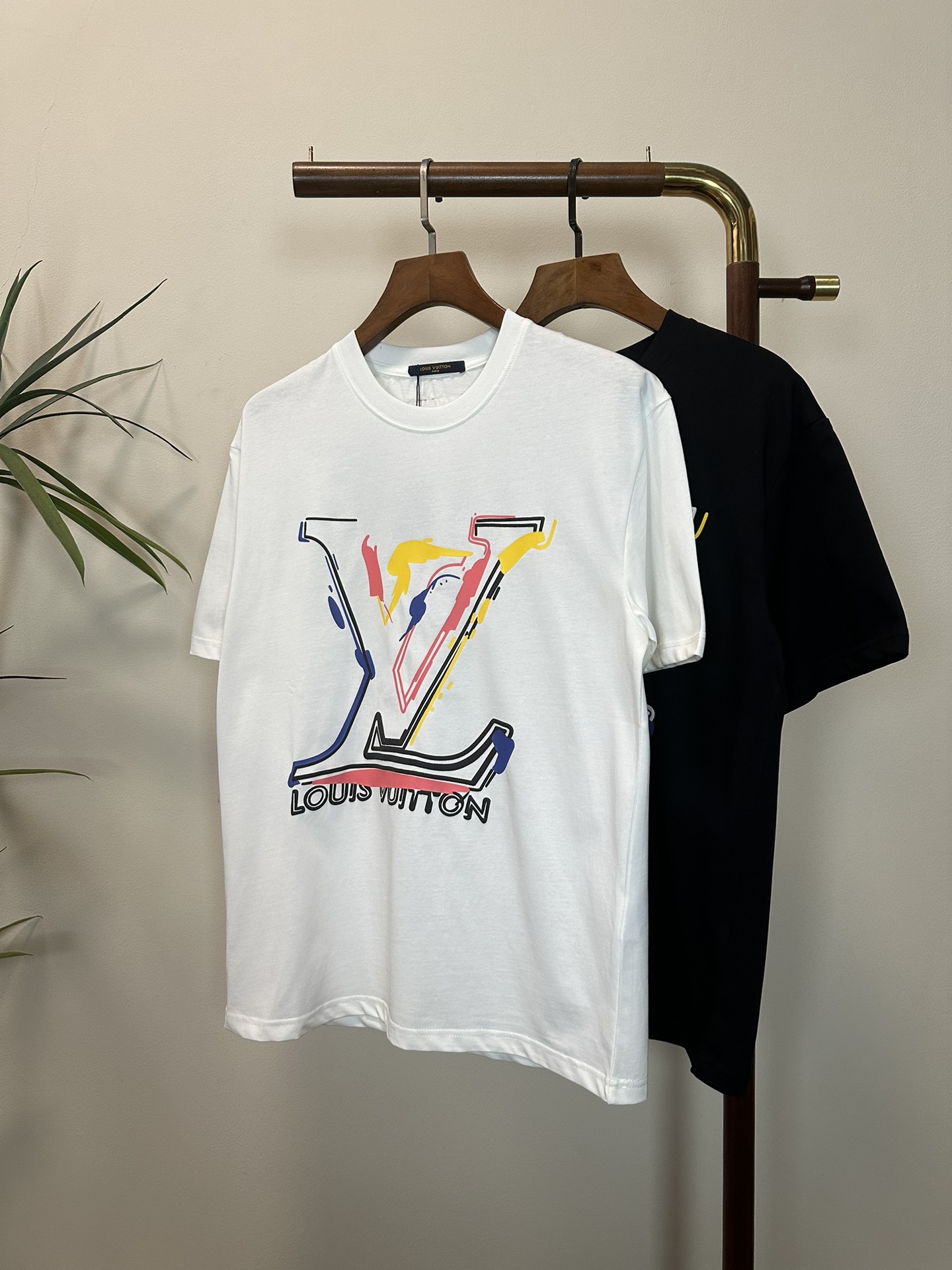 NO:150998,LV Louis Vuitton 2025 new round neck short-sleeved T-shirt high-end version!  Customized fabrics for counters are breathable and comfortable, with impeccable details, and the brand element design concept reflects high quality. The feel is delicate and soft!  It is casually cut, with a great upper body style!  Code number M-3XL, louis vuitton,louis vuitton,t-shirt,tees,t-shirt,alexander wang19860909LV 路易威登 2025新款 圆领 短袖 T恤 高端版本！专柜定制面料 透气舒适度高,细节无可挑剔,品牌元素设计理念,体现高品质.手感细腻柔软！呈现休闲裁剪,上身版型超赞！ 码数M-3XL,,louis vuitton,louis vuitton,T-shirt,tees，t-shirt,alexander wang,Men's clothing