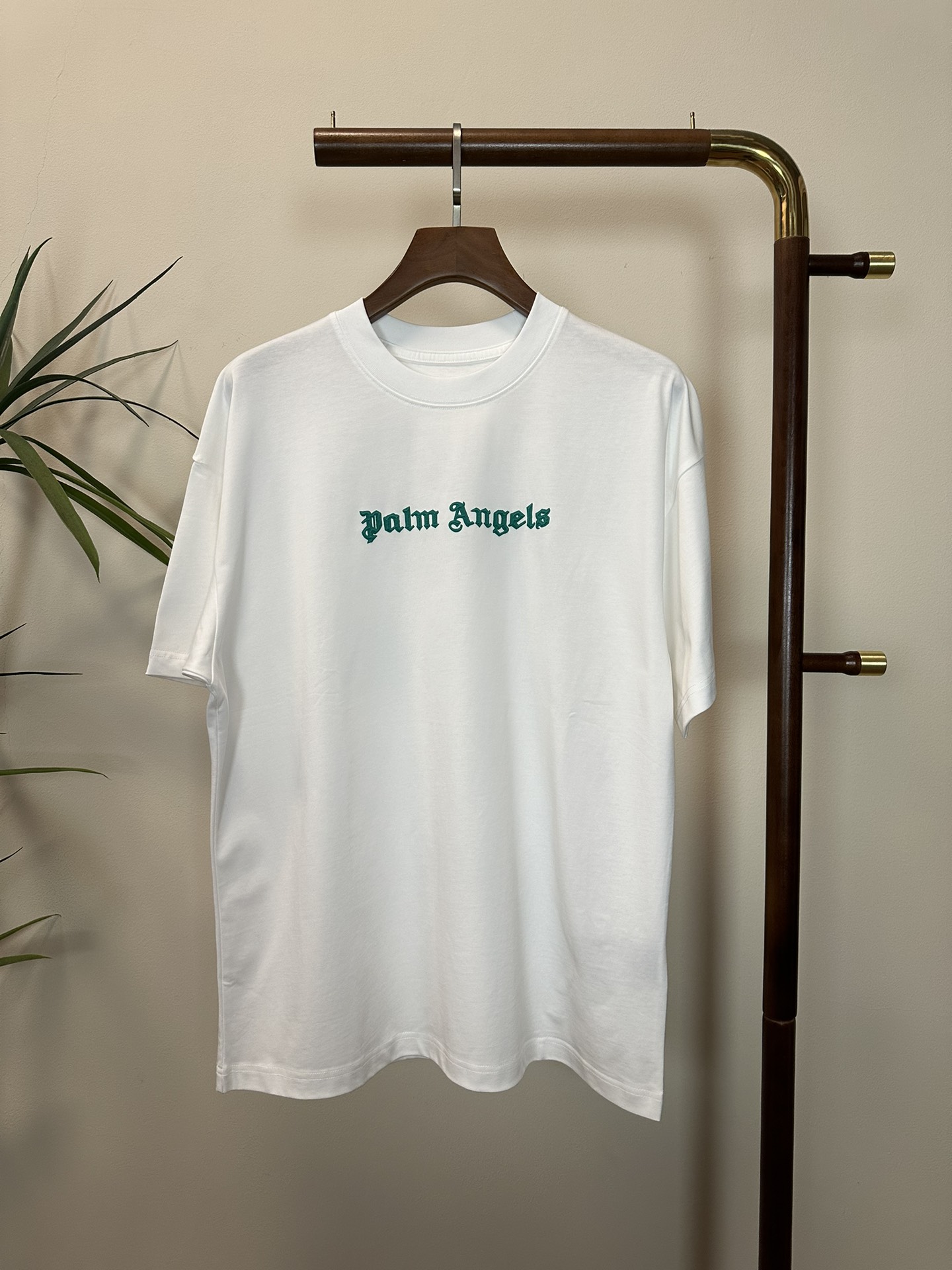 NO:134621,PA Niche Brand 2025 new round neck short-sleeved T-shirt high-end version!  Customized fabrics for counters are breathable and comfortable, with impeccable details, and the brand element design concept reflects high quality. The feel is delicate and soft!  It is casually cut, with a great upper body style!  Code number M-3XL, T-shirt,tees,t-shirt,alexander wang19860909PA 小众品牌 2025新款 圆领 短袖 T恤 高端版本！专柜定制面料 透气舒适度高,细节无可挑剔,品牌元素设计理念,体现高品质.手感细腻柔软！呈现休闲裁剪,上身版型超赞！ 码数M-3XL,,T-shirt,tees，t-shirt,alexander wang,Men's clothing