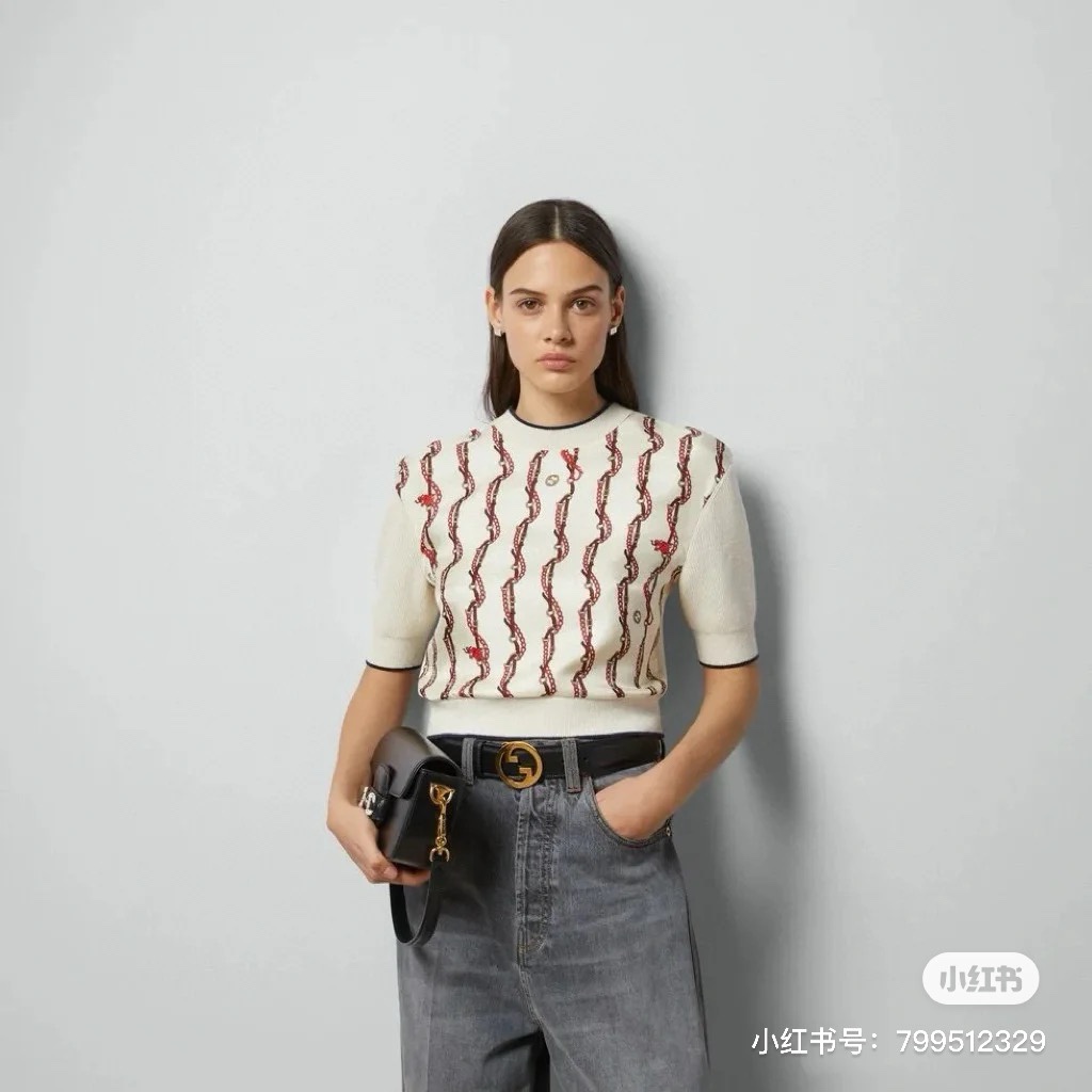 NO:322905,Model number D25030588 GUCC* newest belt chain stripe printed imitation silk satin splicing fashionable versatile pullover short-sleeved sweater top!  Apricot color, (M size shoulder width 38, bust 102, sleeve length 24, clothing length 55) hair, gucci, T-shirt, real silk, alexander wang19860909款号D25030588 GUCC*新款 皮带链条纹印花仿真丝缎拼接时尚百搭套头短袖针织衫上衣！杏色,（M码肩宽38,胸围102,袖长24,衣长55）发,,gucci,T-shirt,real silk,alexander wang,Women's clothing