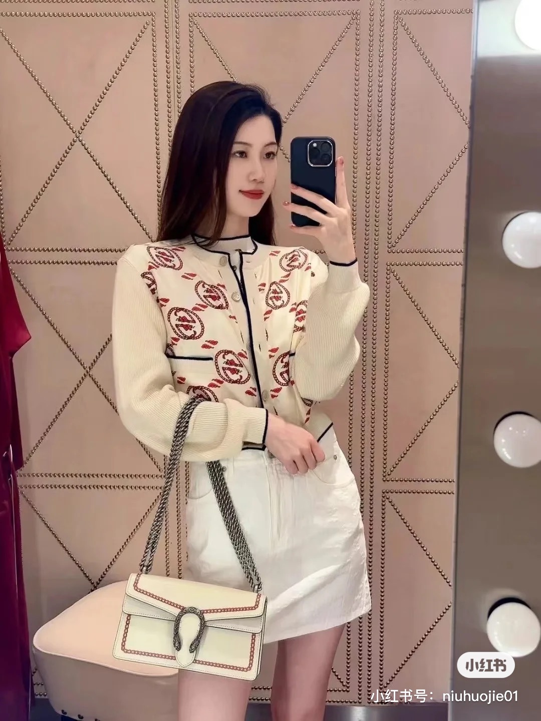 NO:322337,Model number D25030519 GUCC* newest style interlocking GG chain striped printed logo emulated silk satin spliced ​​button round neck long sleeve knitted cardigan top!  Apricot color, (M size shoulder width 40, bust 100, sleeve length 57, clothing length 55) hair, gucci, real silk, alexander wang19860909款号D25030519 GUCC*新款 互扣GG链条纹印花logo仿真丝缎拼接系扣圆领长袖针织开衫上衣！杏色,（M码肩宽40,胸围100,袖长57,衣长55）发,,gucci,real silk,alexander wang,Women's clothing