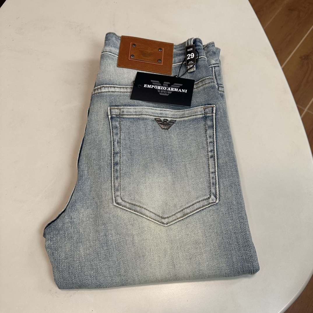 NO:139476,Armani exclusively available for new jeans, high-end version!  Customized fabrics for counters are breathable and comfortable, with impeccable details, and the brand element design concept reflects high quality. The feel is delicate and soft!  It is casually cut, with a great upper body style!  Count 29-38, Armani, jeans, alexander wang19860909阿玛尼 独家专供新款 牛仔裤,高端版本！专柜定制面料 透气舒适度高,细节无可挑剔,品牌元素设计理念,体现高品质.手感细腻柔软！呈现休闲裁剪,上身版型超赞！ 码数29-38,,armani,jeans,alexander wang,Men's clothing